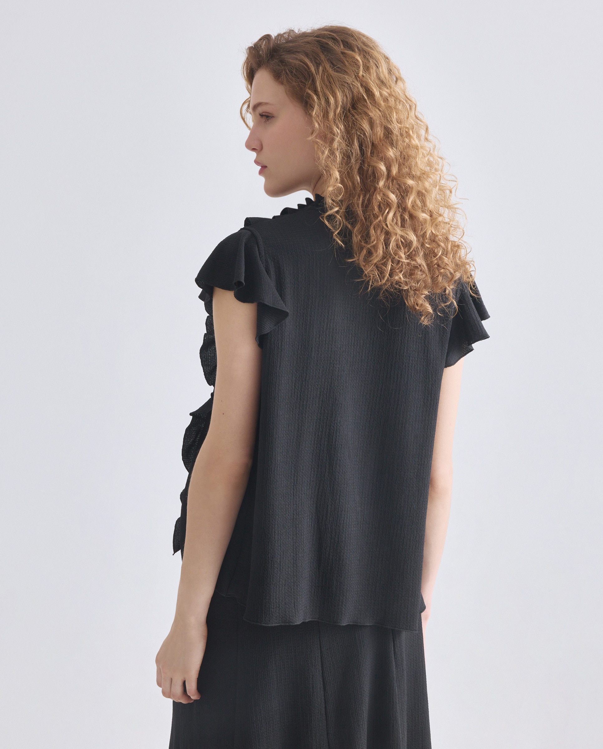 Blusa Sem Mangas com Decote em Bico e Folhos Preto-3