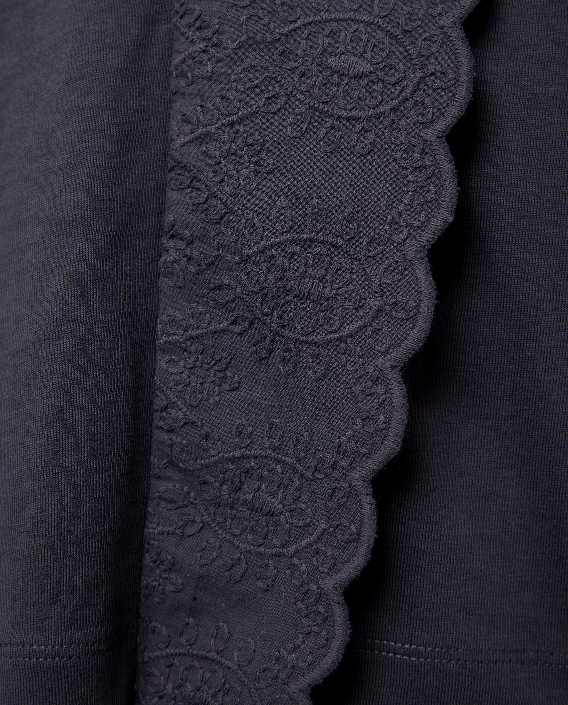 Camiseta de mujer cuello caja volantes Negro-5