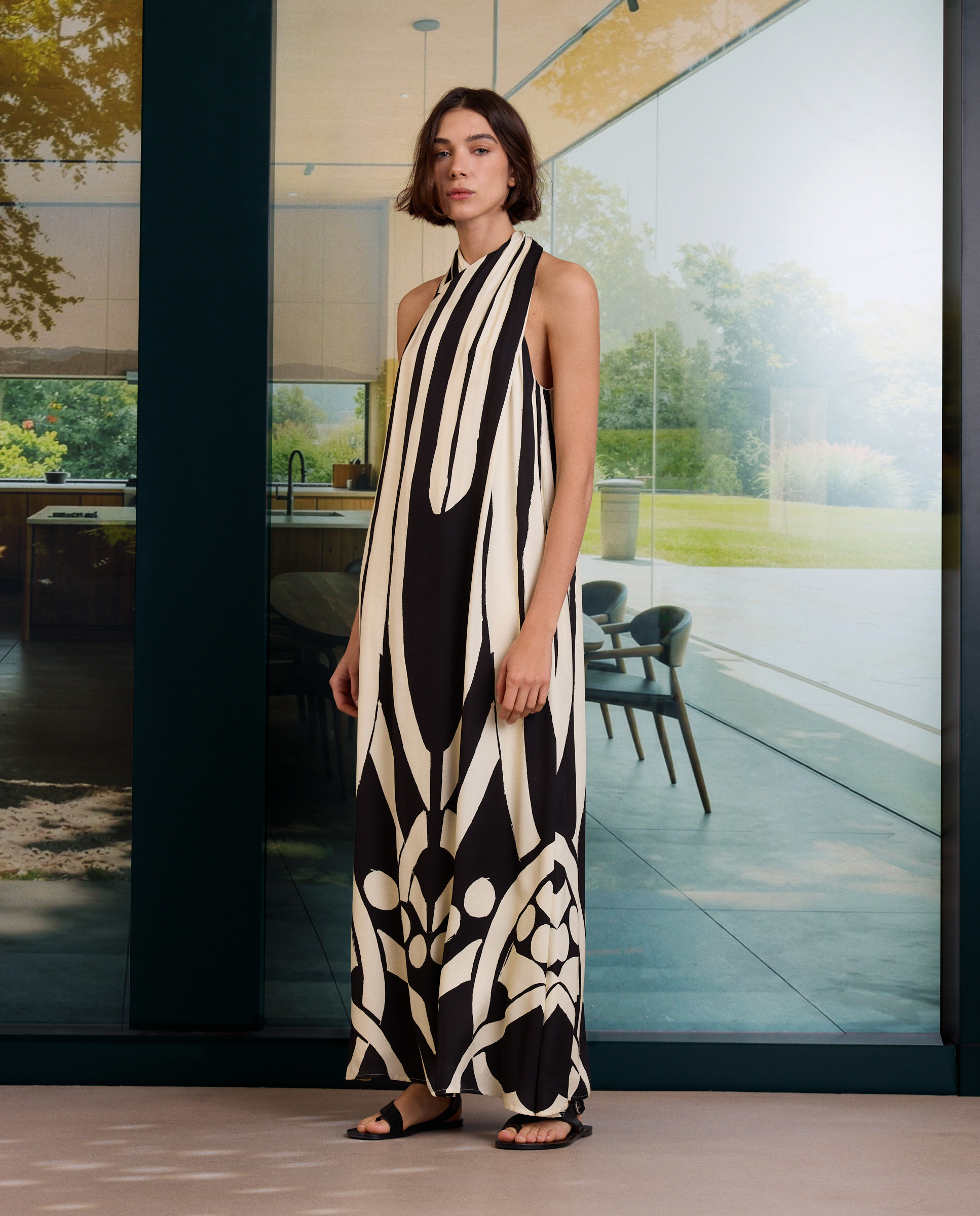 Imagem 0 de Vestido Halter com Estampado Rodapé