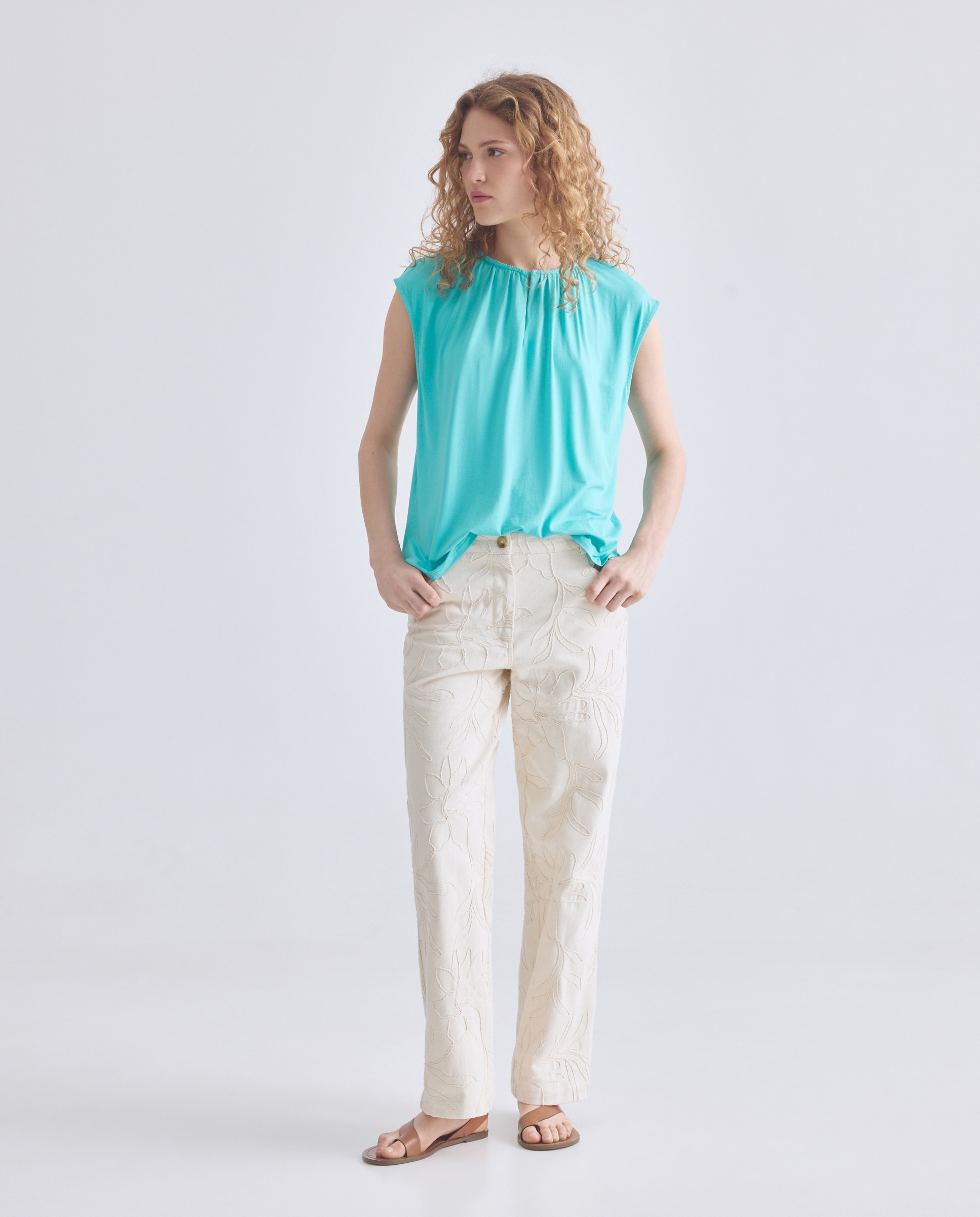 Blusa sem Mangas com Abertura Central Azul-claro-2