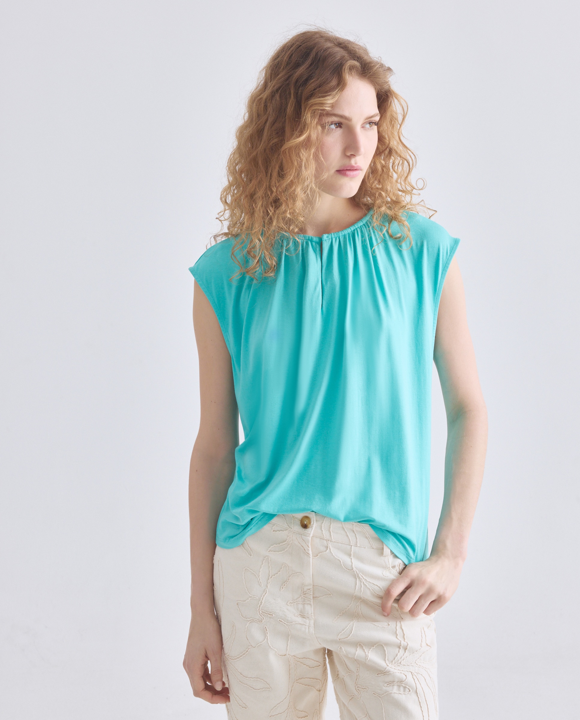 Imagem 0 de Blusa sem Mangas com Abertura Central