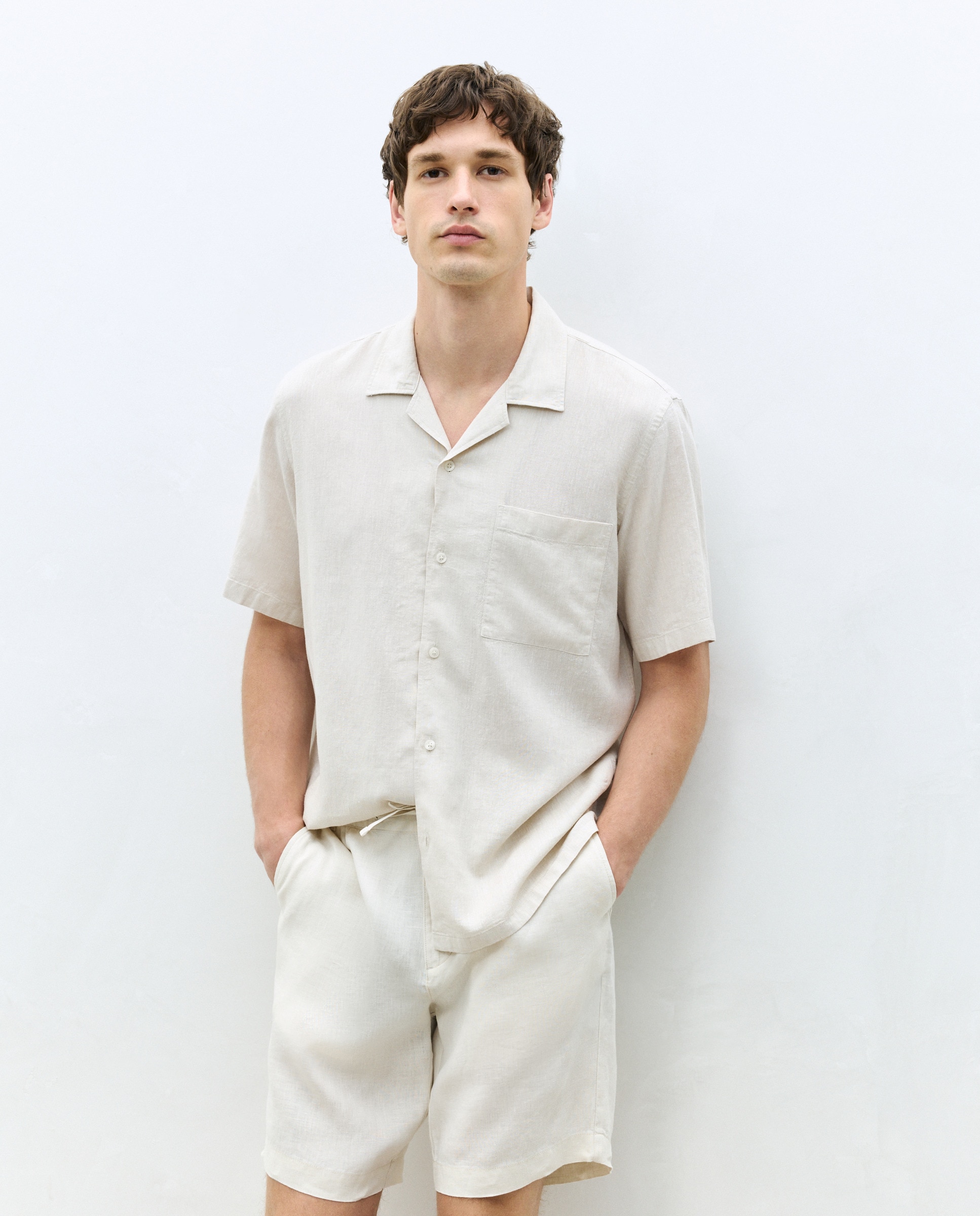 Imagem 0 de Camisa Lisa Classic Fit de Linho e Algodão com Manga Curta e Gola Tipo Bowling