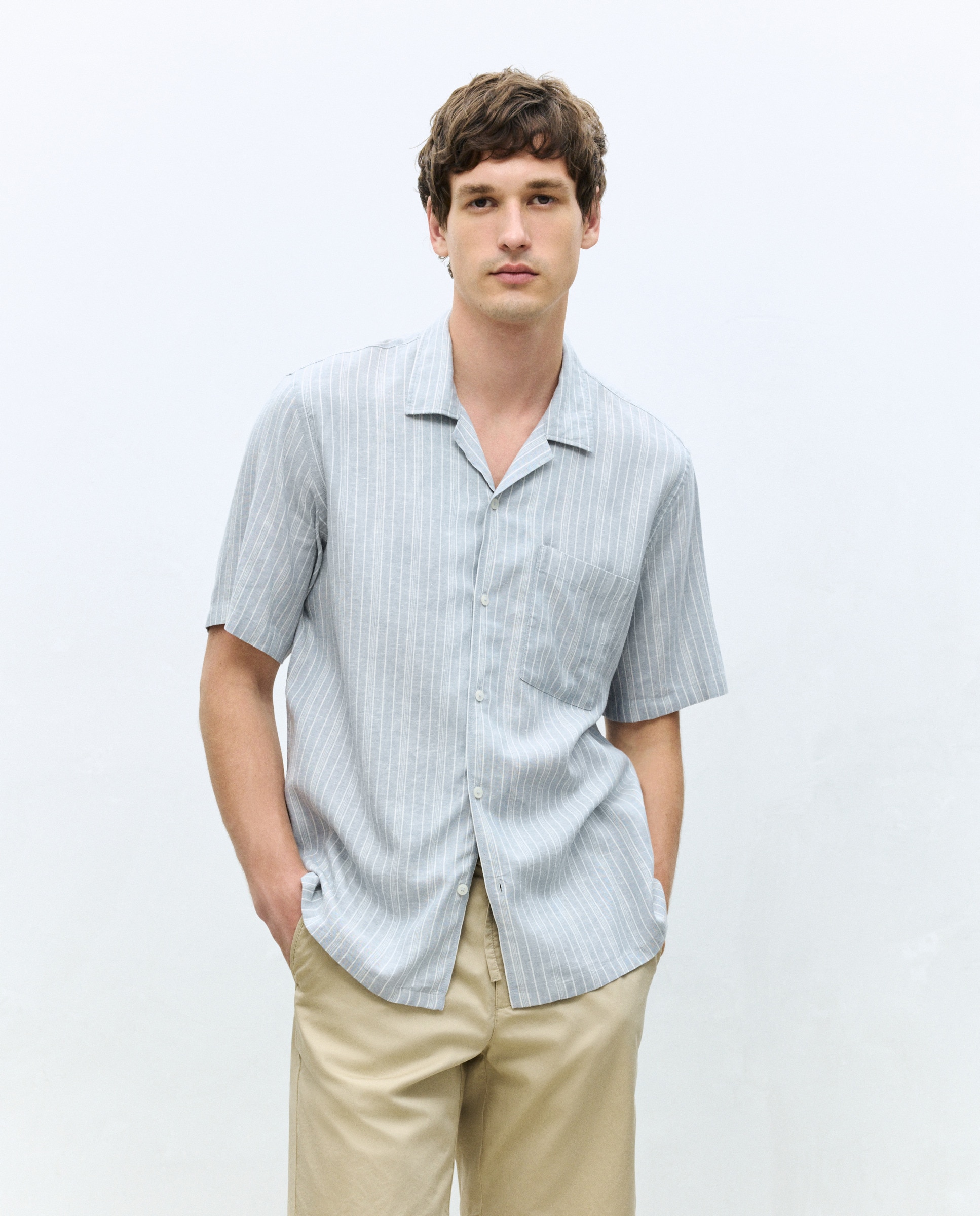 Imagem 0 de Camisa de Colarinho Bowling às Riscas Classic Fit com Manga Curta