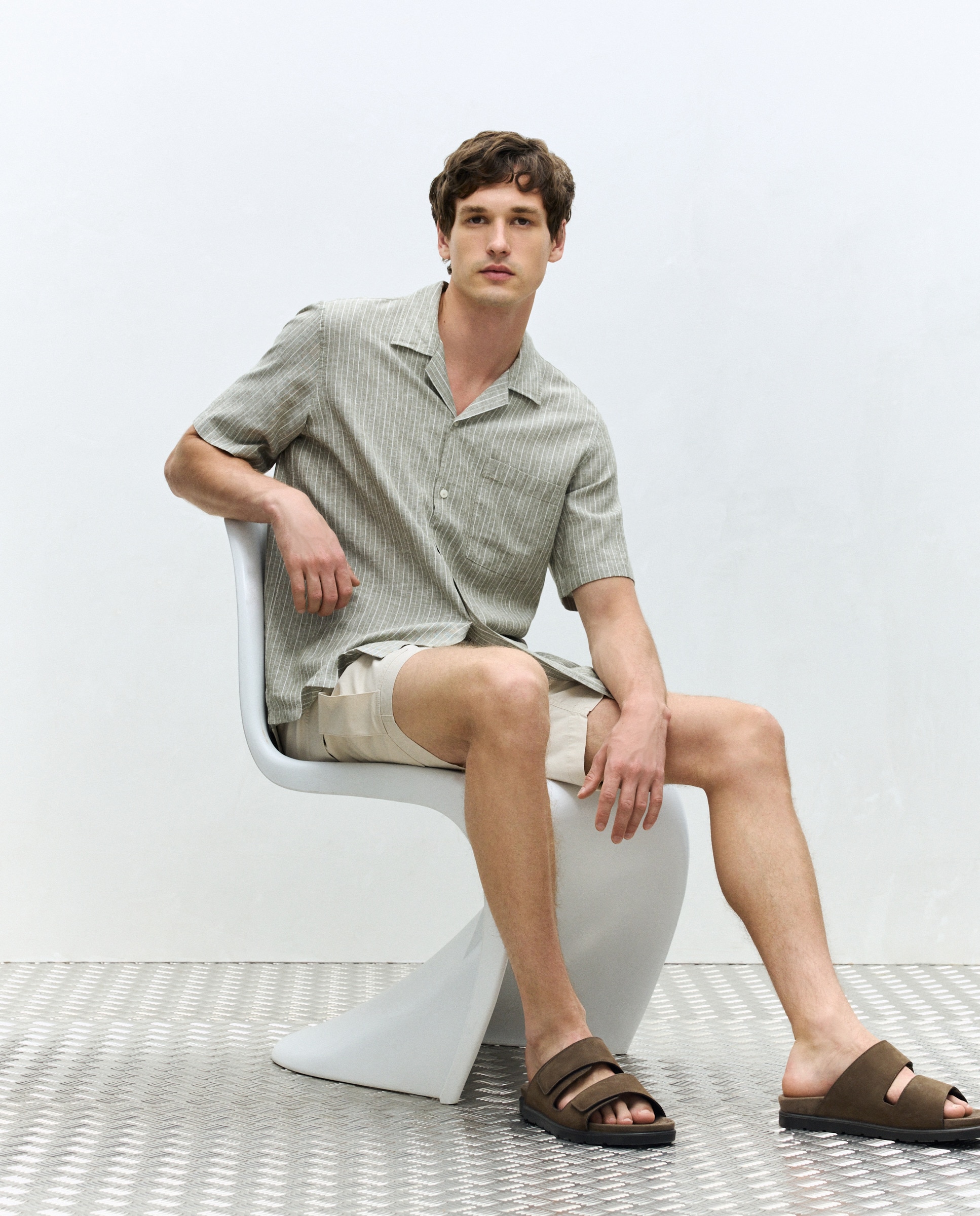 Imagem 0 de Camisa de Colarinho Bowling às Riscas Classic Fit com Manga Curta