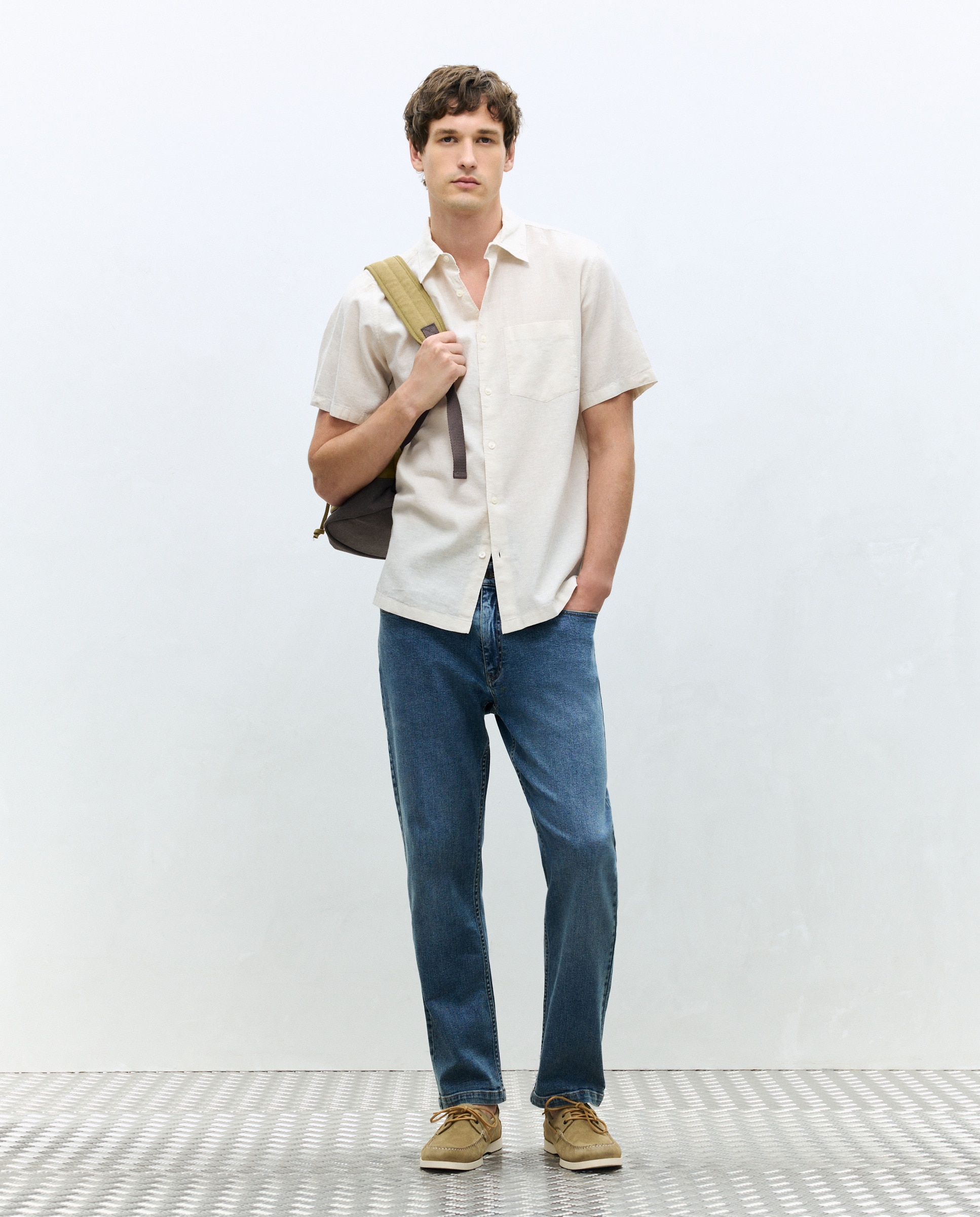 Camisa de Linho e Algodão Regular Fit Lisa com Manga Curta Bege-2