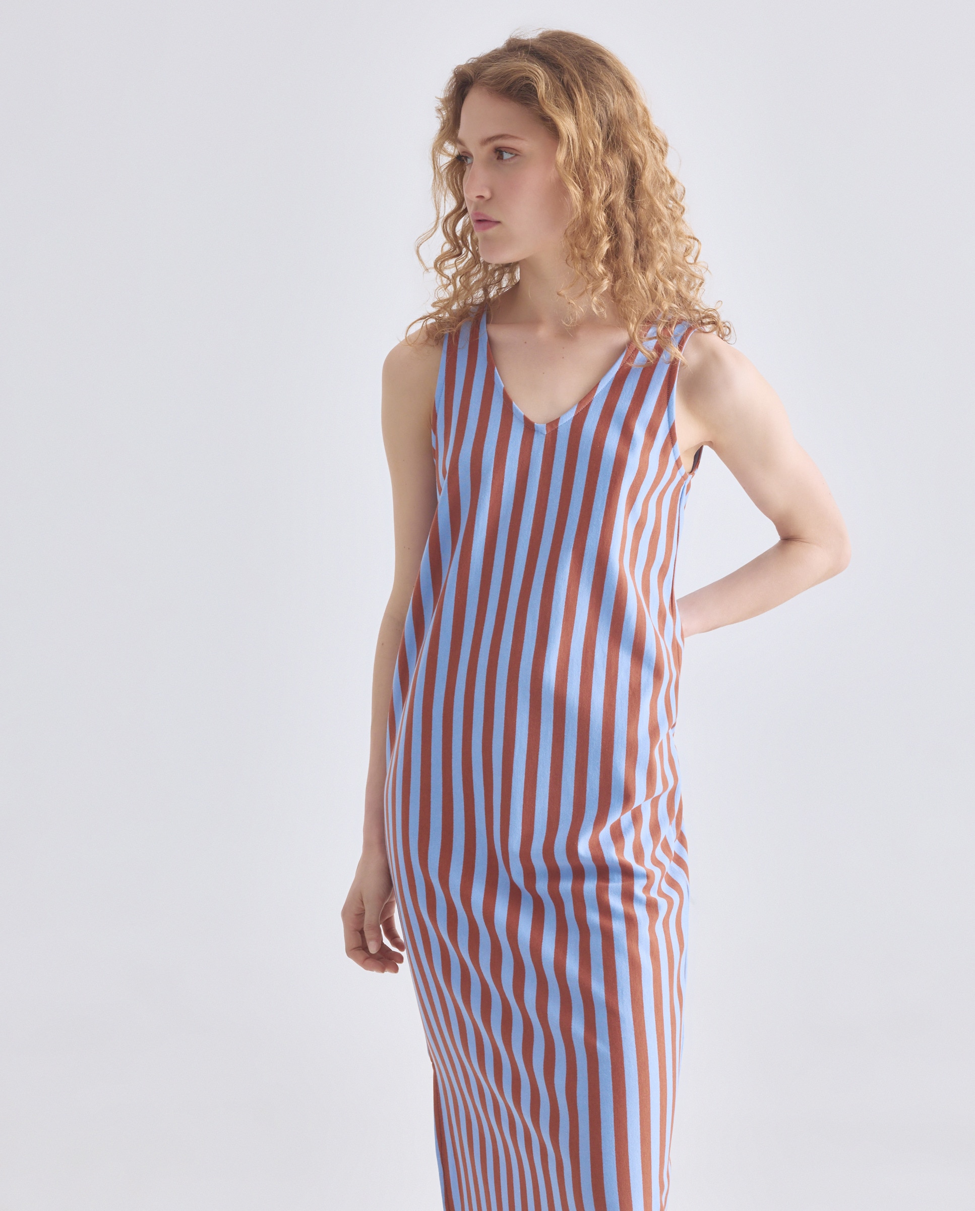 Imagen 0 de Vestido de mujer cuello pico con lazada en espalda