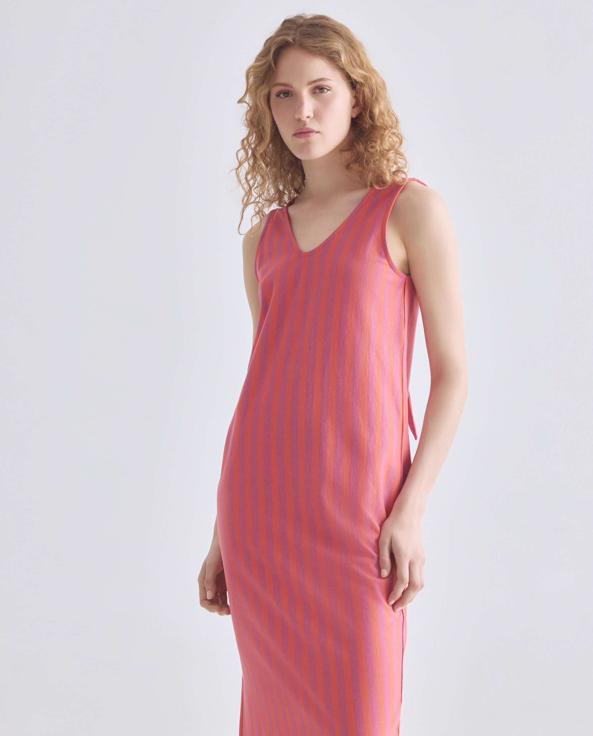 Imagen 0 de Vestido de mujer cuello pico con lazada en espalda