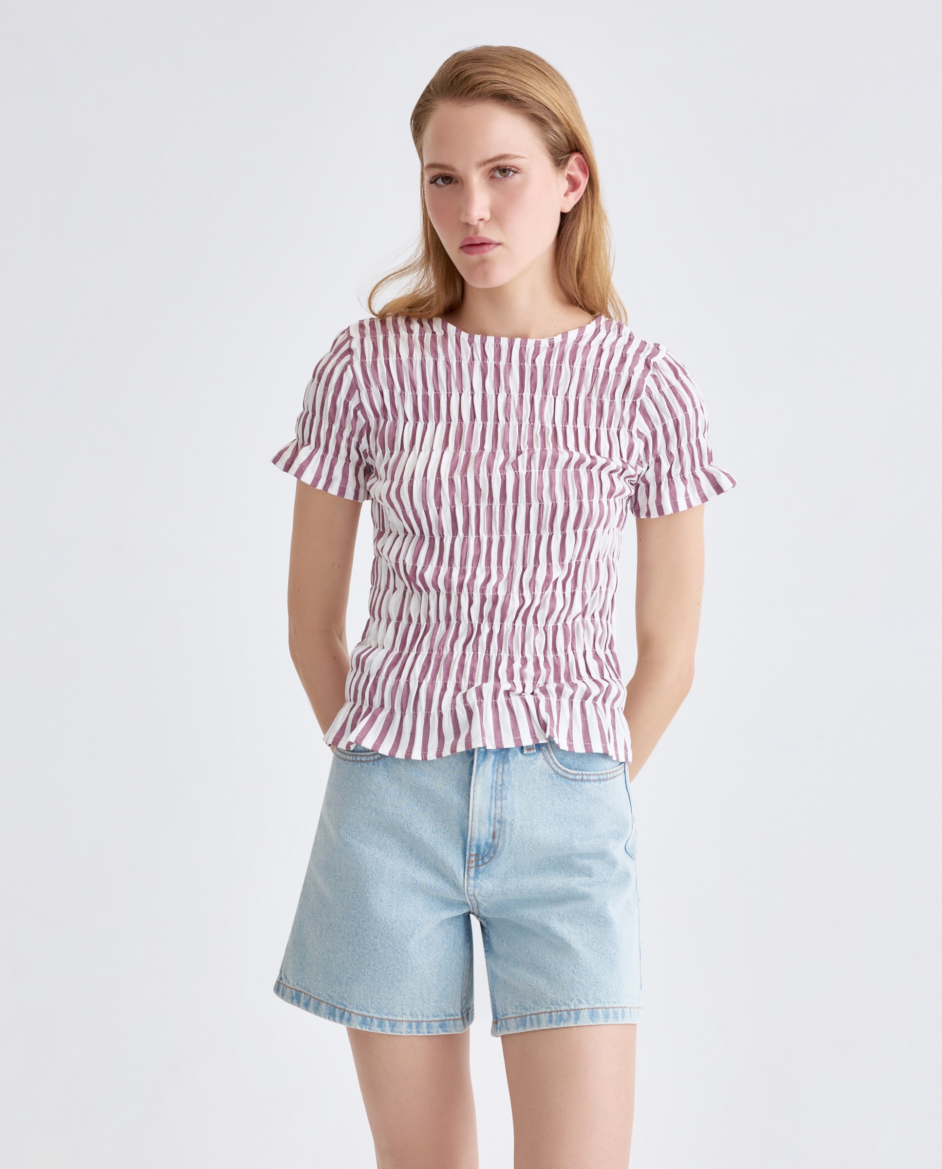Imagen 0 de Camiseta de mujer cuello caja fruncida de rayas