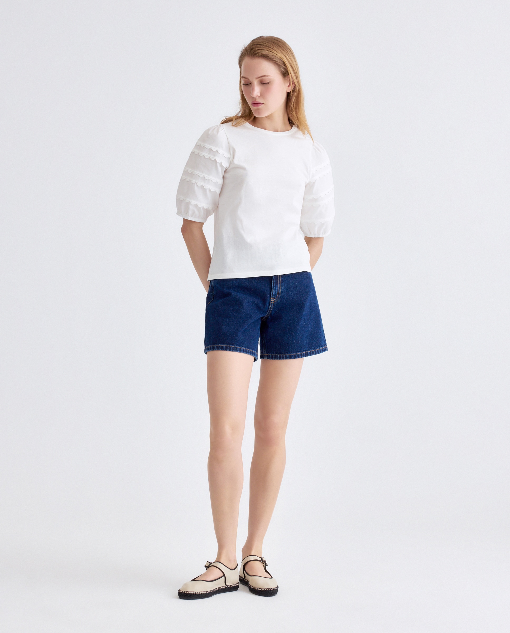 Imagen 0 de Camiseta de mujer cuello caja manga farol con detalles