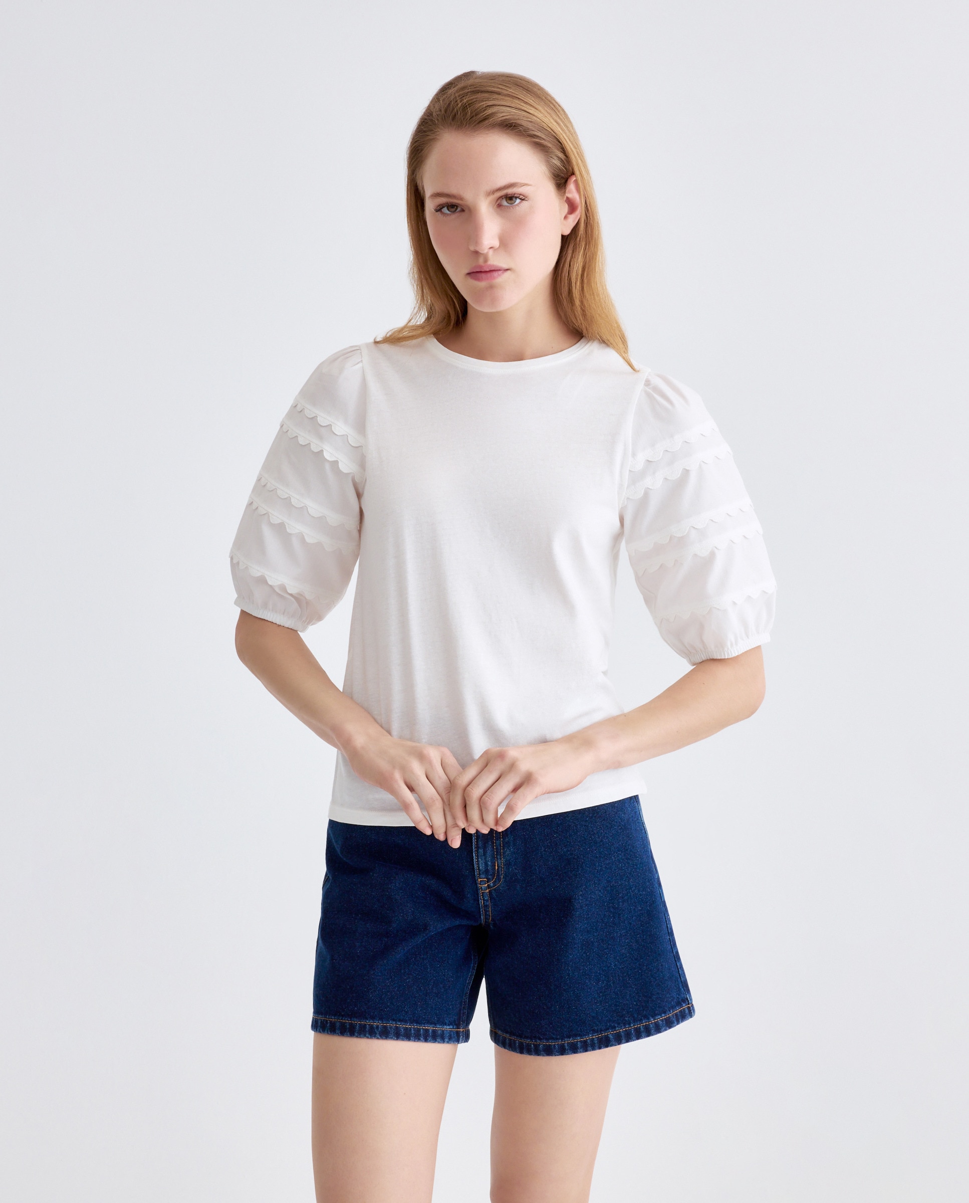 Camiseta de mujer cuello caja manga farol con detalles Blanco-2