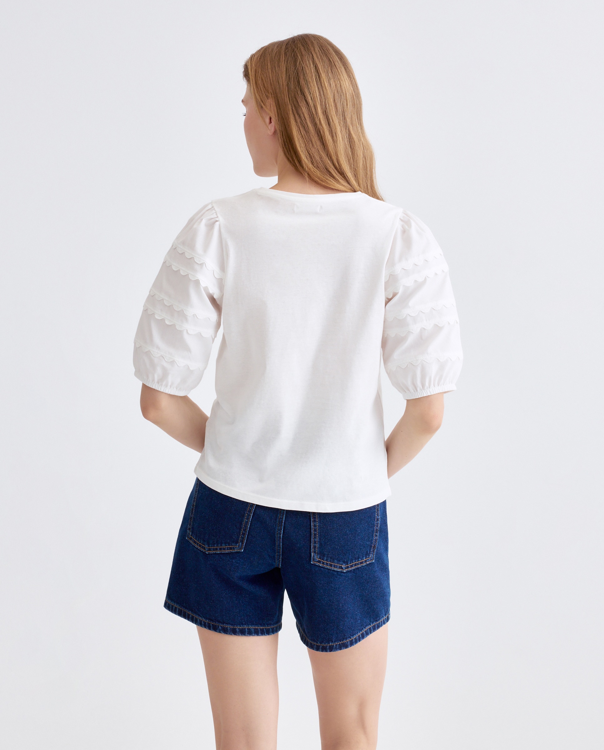 Camiseta de mujer cuello caja manga farol con detalles Blanco-3
