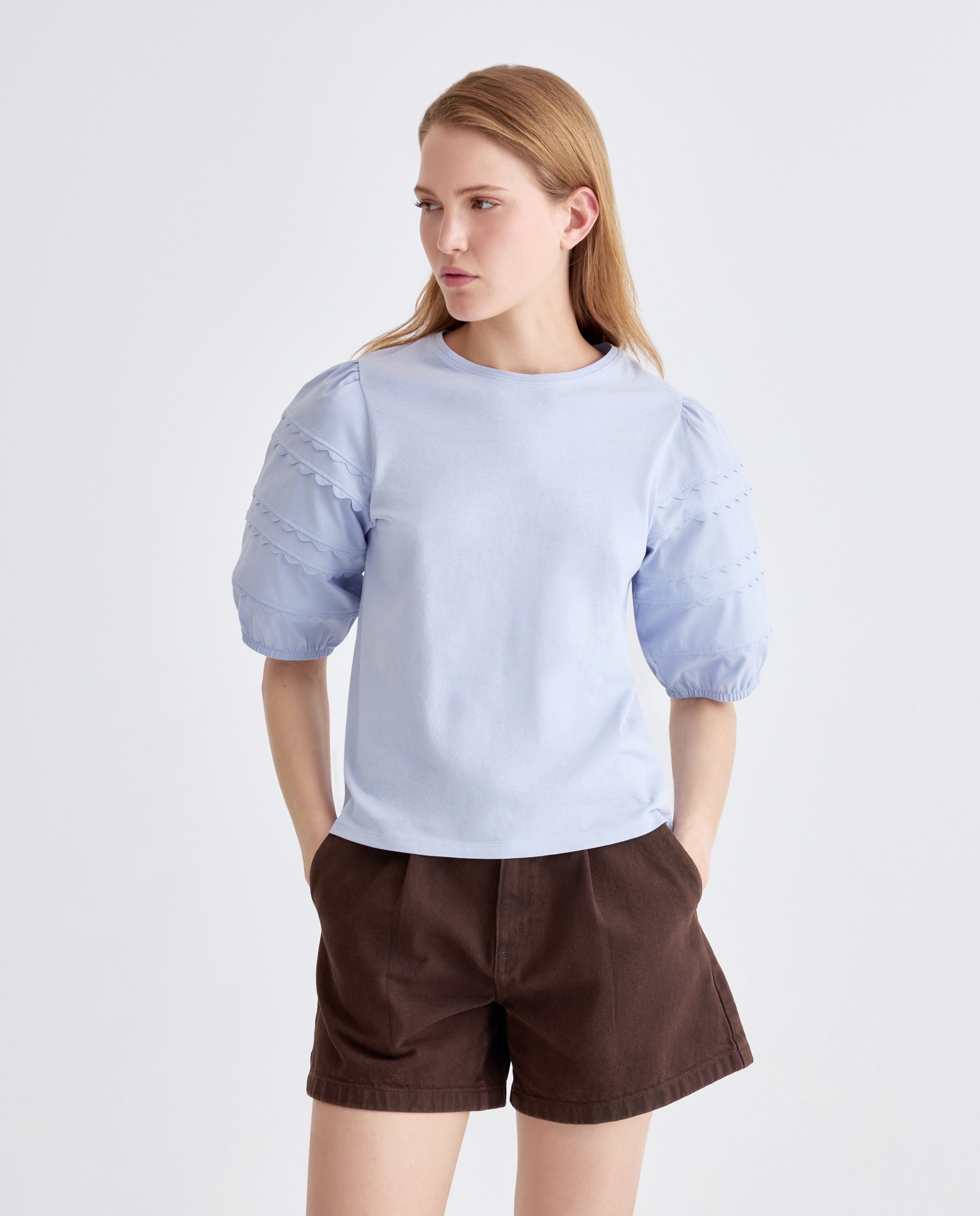 Camiseta de mujer cuello caja manga farol con detalles 410 Azul claro-2