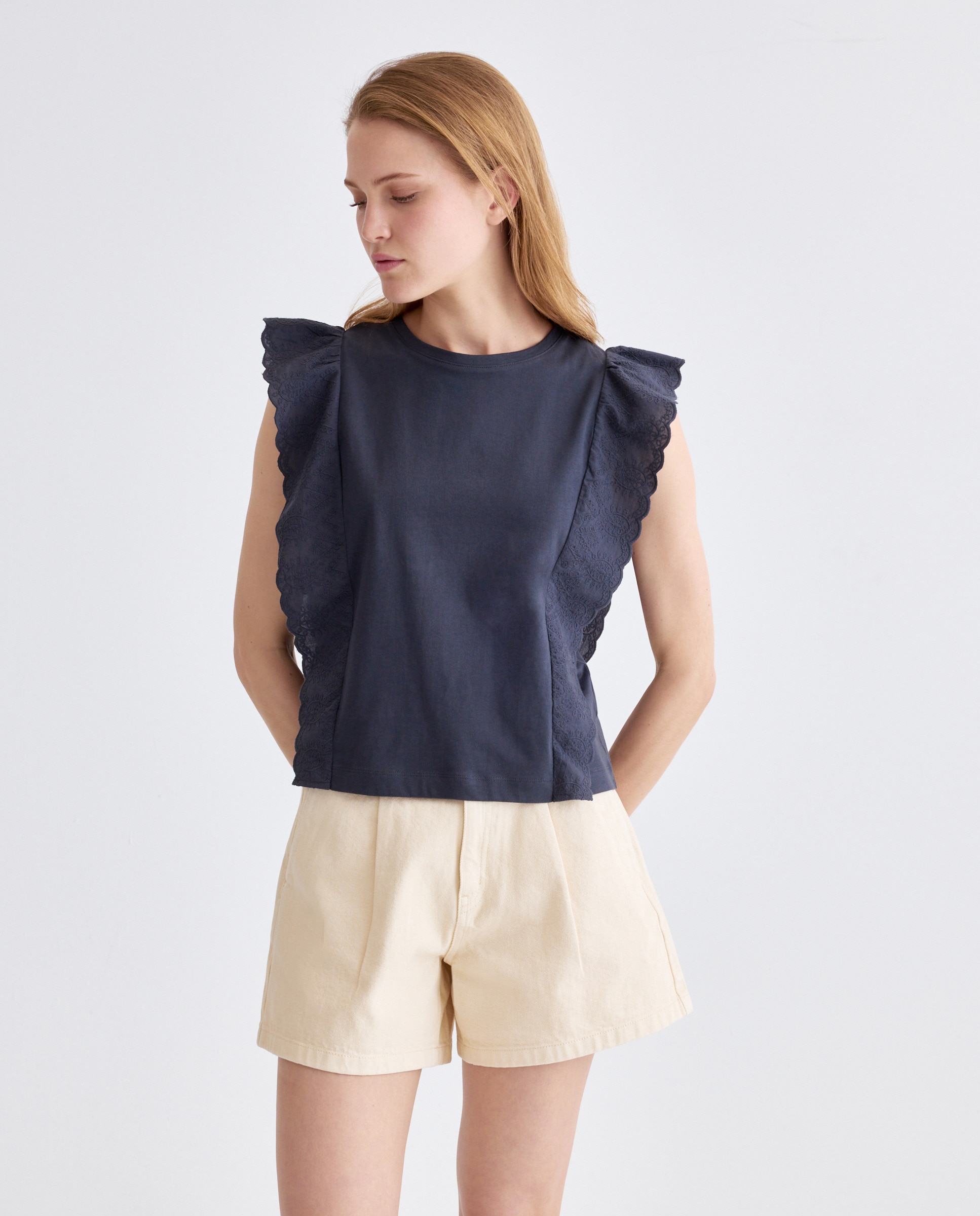 Imagen 0 de Camiseta de mujer cuello caja volantes