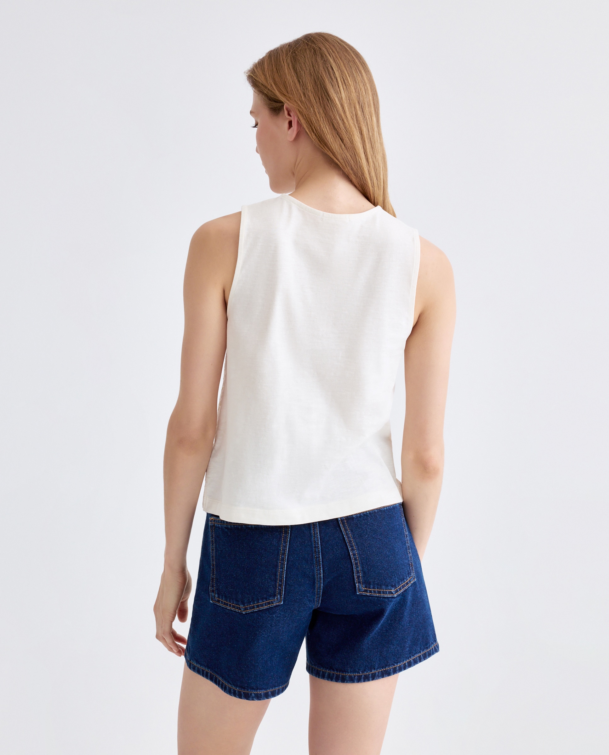 Camiseta sin mangas de mujer calado frontal y abotonada 120 Crudo-3