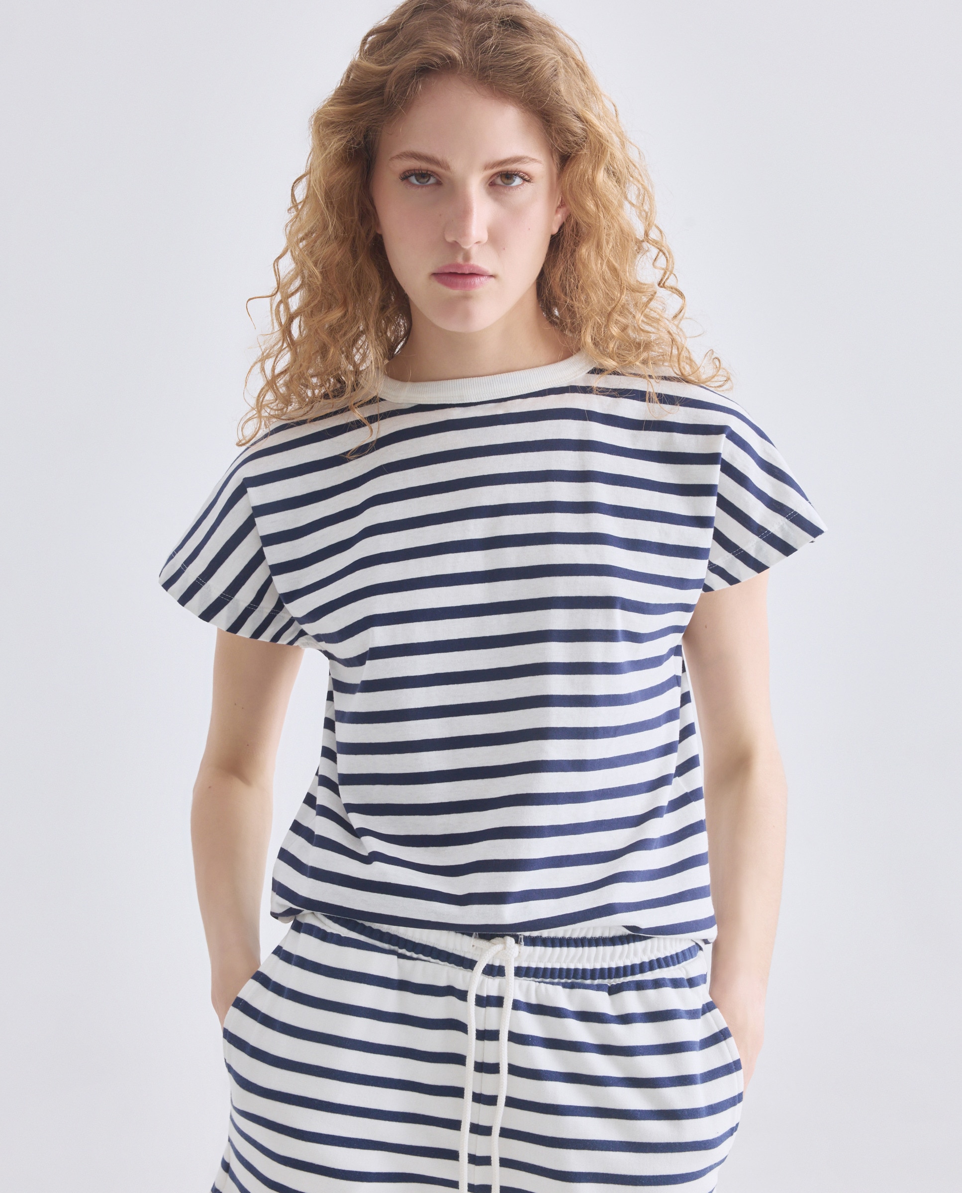 Imagen 0 de Camiseta básica de mujer cuello caja rayas