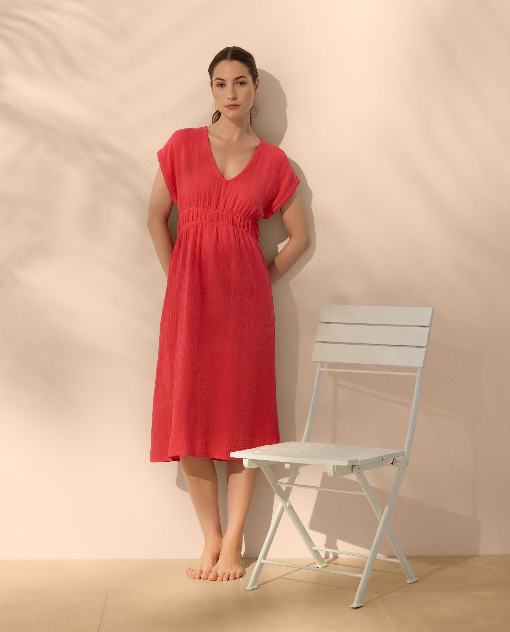 Imagem 0 de Vestido Justo com Decote em Bico