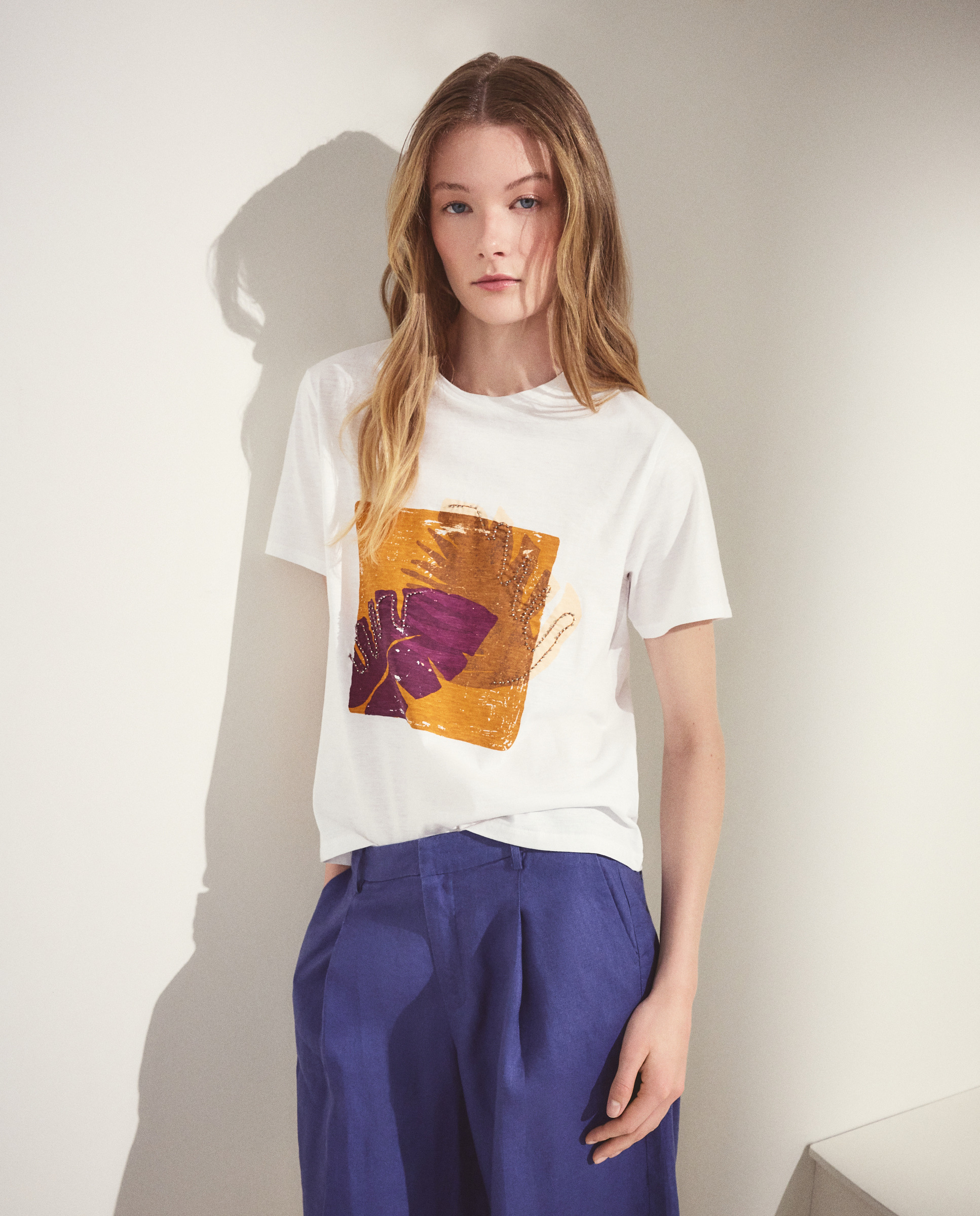 T-shirt de Manga Curta com Desenho Posicional de Folha Laranja-queimado-2