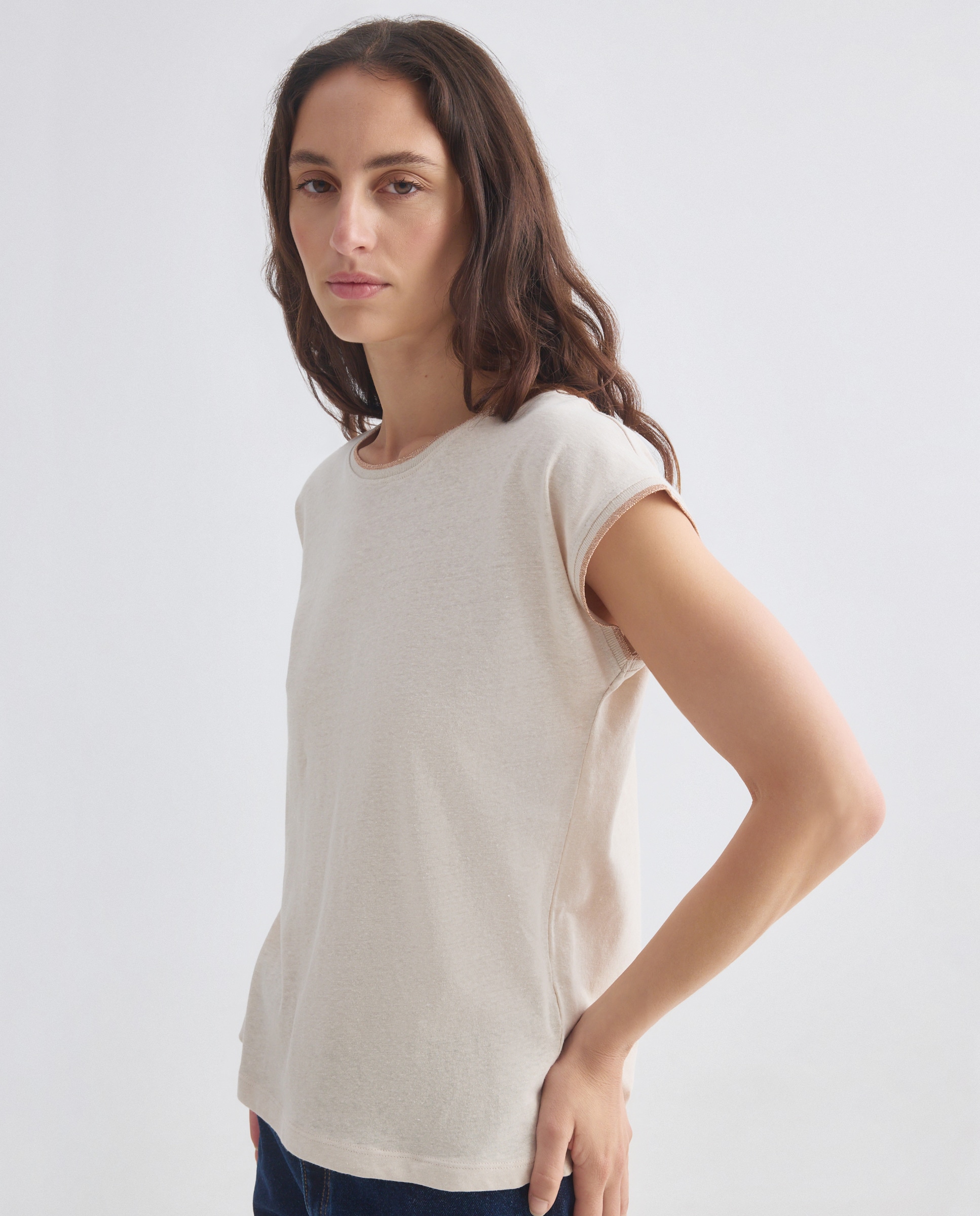 Imagen 0 de Camiseta de mujer cuello caja con lino ribete metalizado