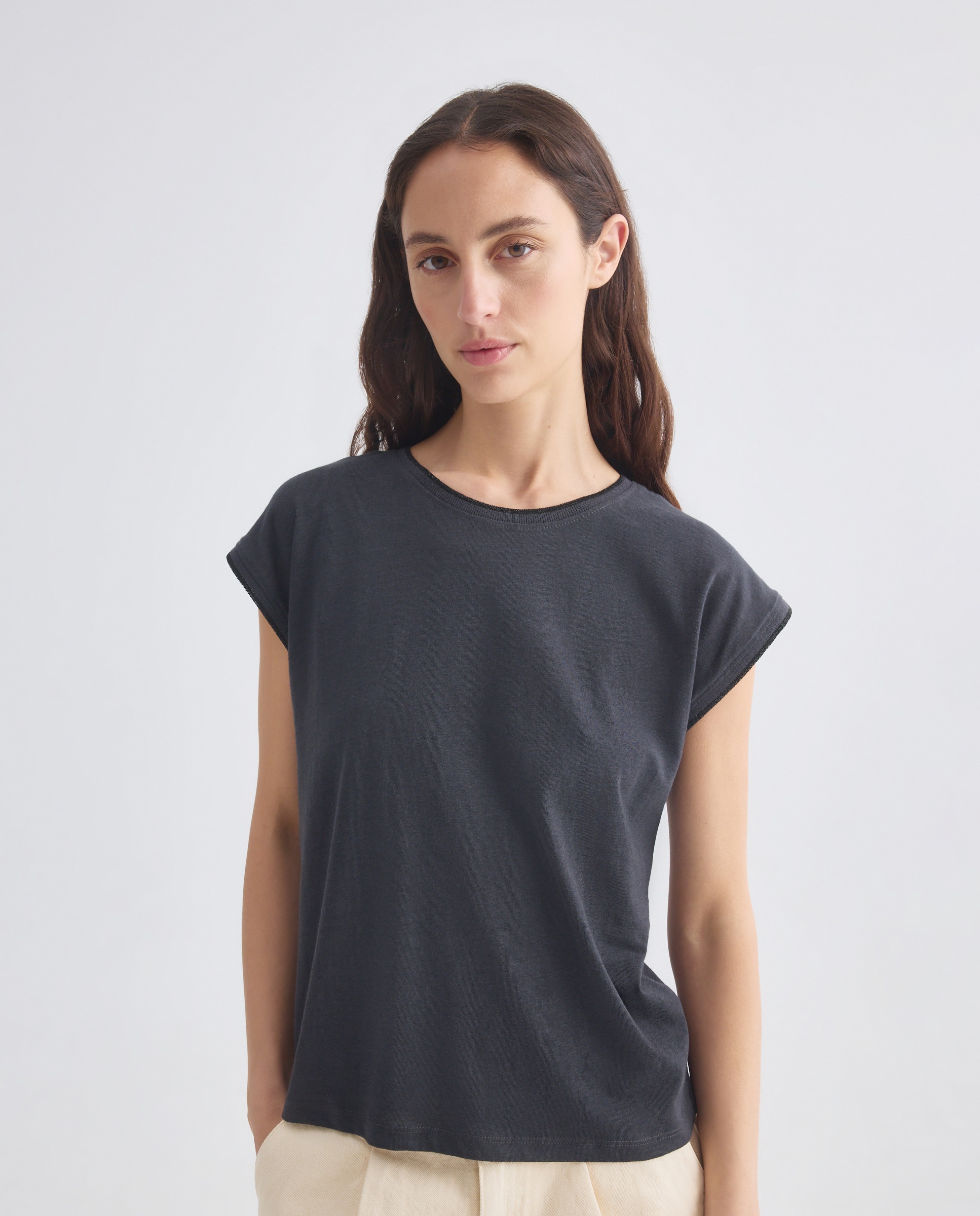 Imagen 0 de Camiseta de mujer cuello caja con lino ribete metalizado