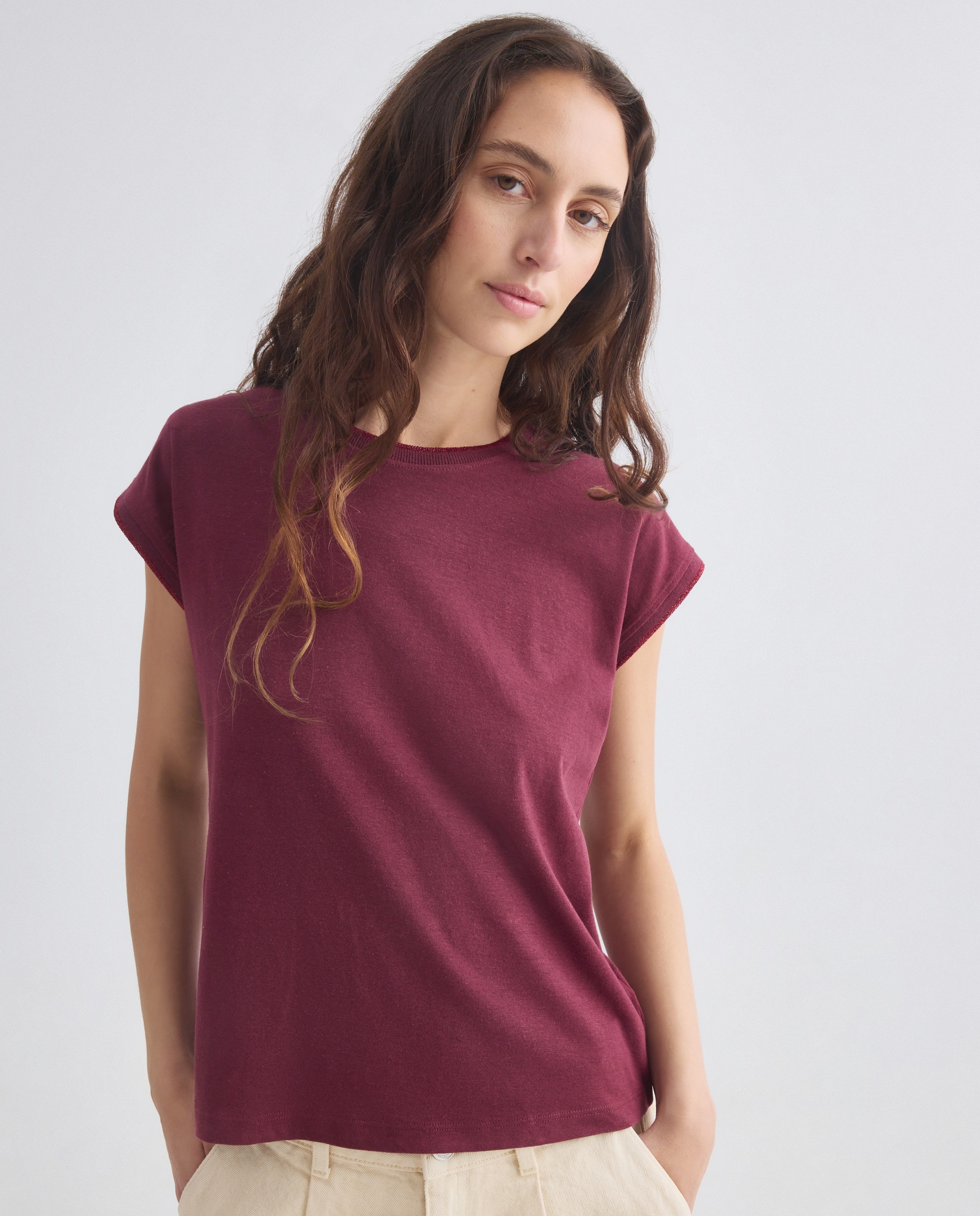 Imagen 0 de Camiseta de mujer cuello caja con lino ribete metalizado