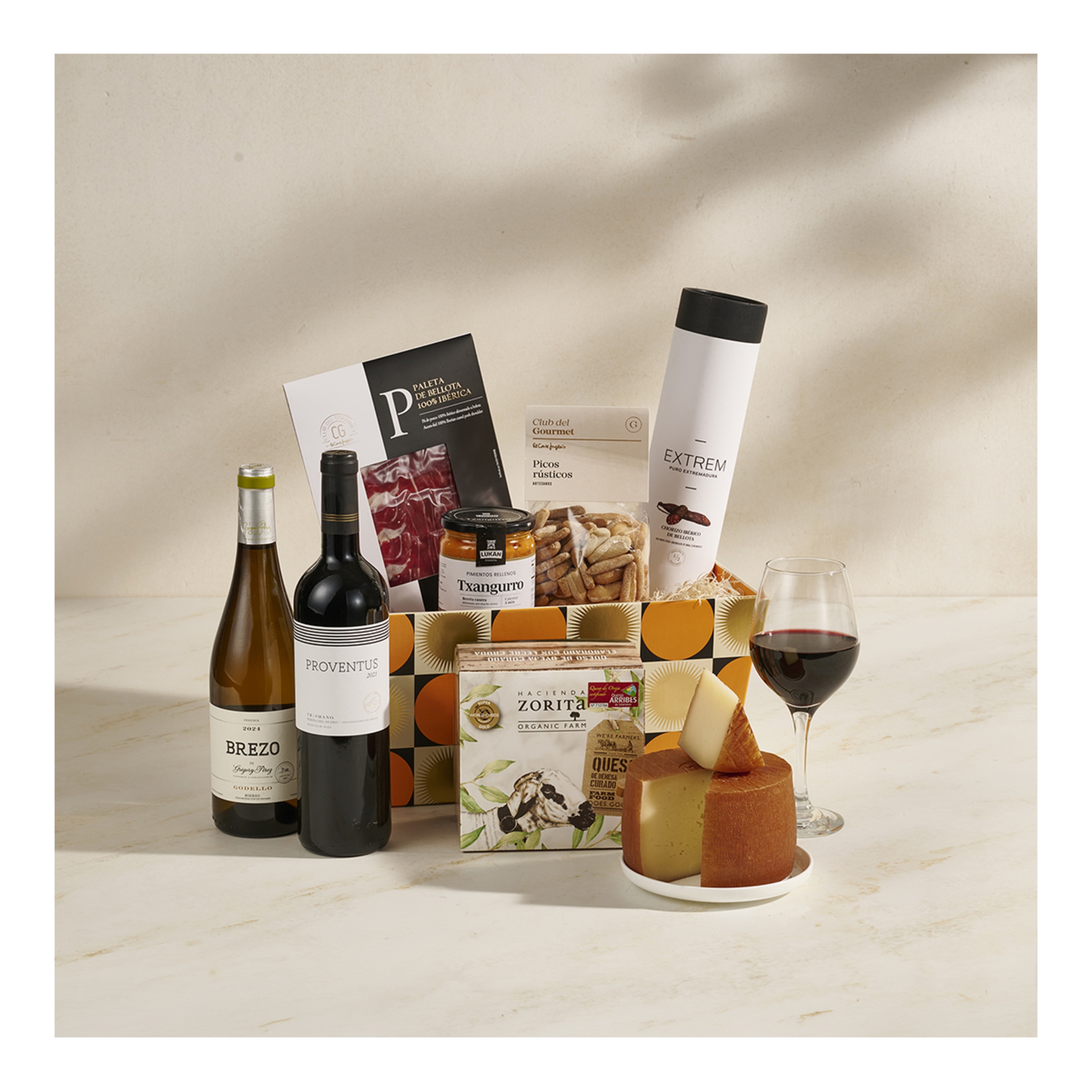 Imagen 0 de Selección especial con embutido ibérico, queso y vino