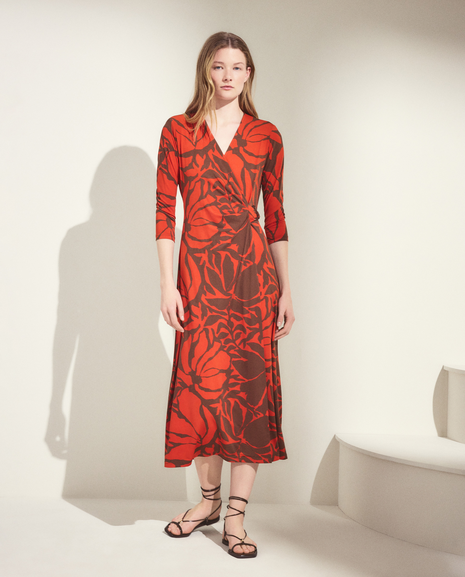 Imagem 0 de Vestido Midi com Manga Comprida e Estampado Floral