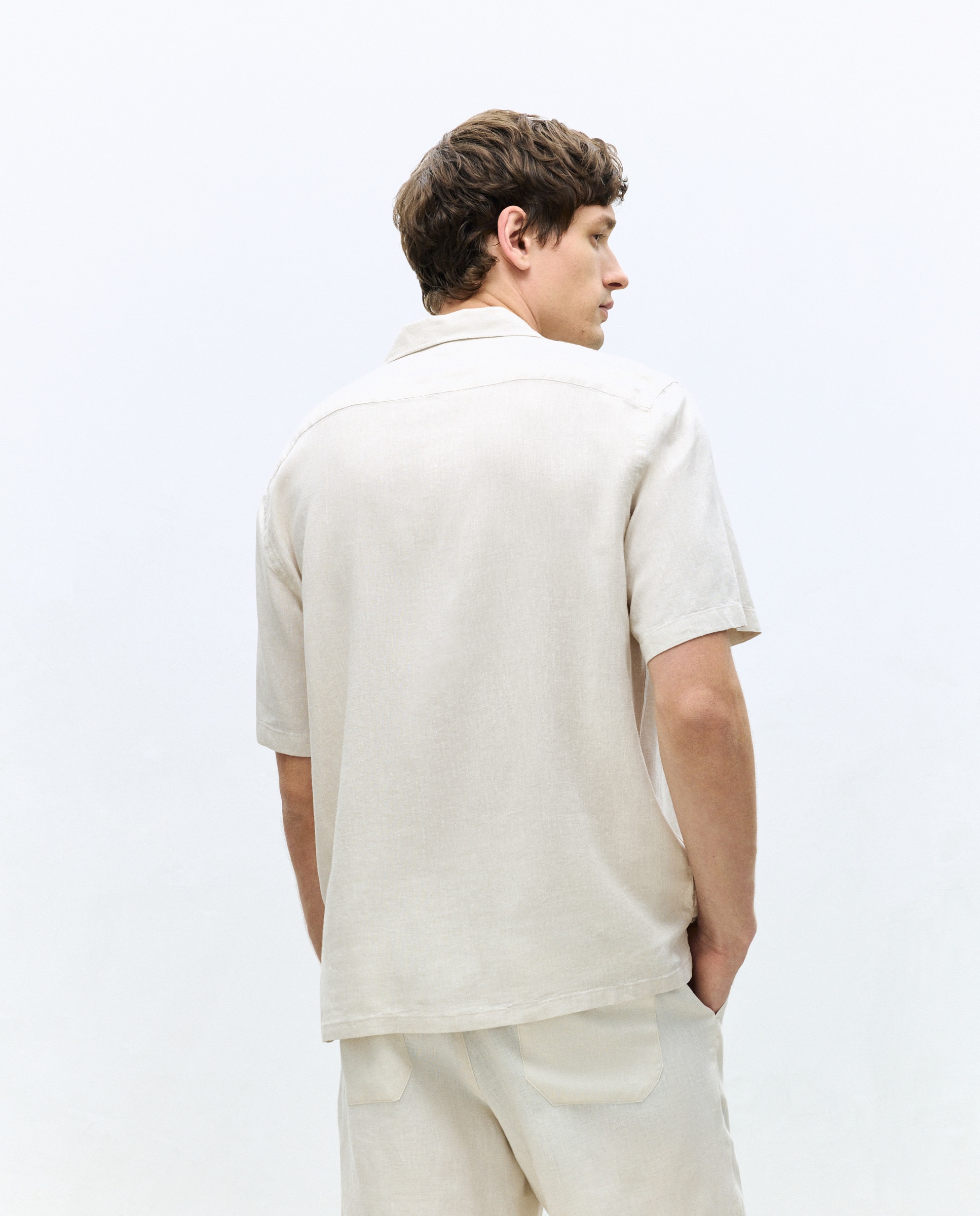 Camisa Lisa Classic Fit de Linho e Algodão com Manga Curta e Gola Tipo Bowling Bege-3