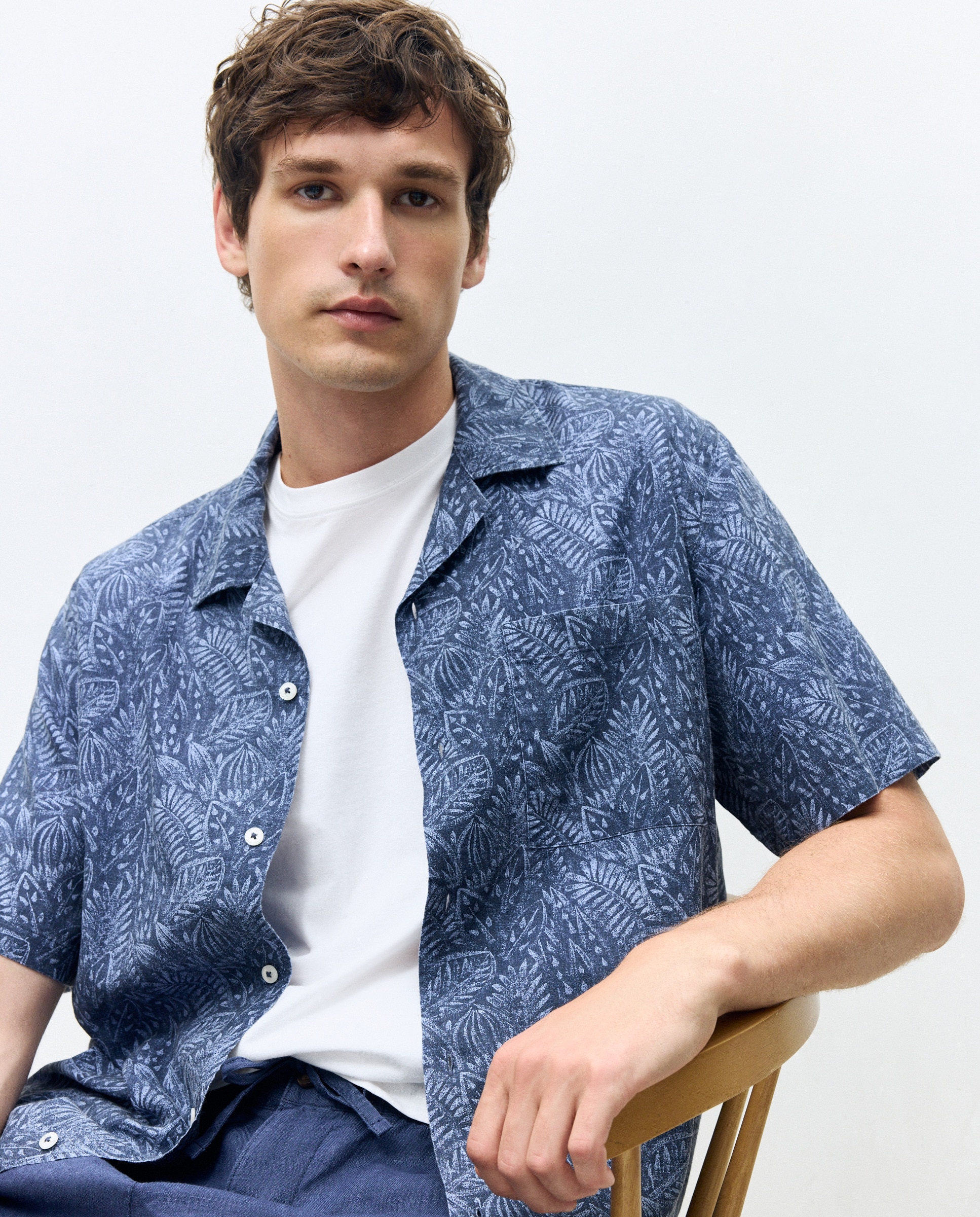 Imagem 0 de Camisa Classic Fit com Estampado de Folhas, Manga Curta e Colarinho Bowling.