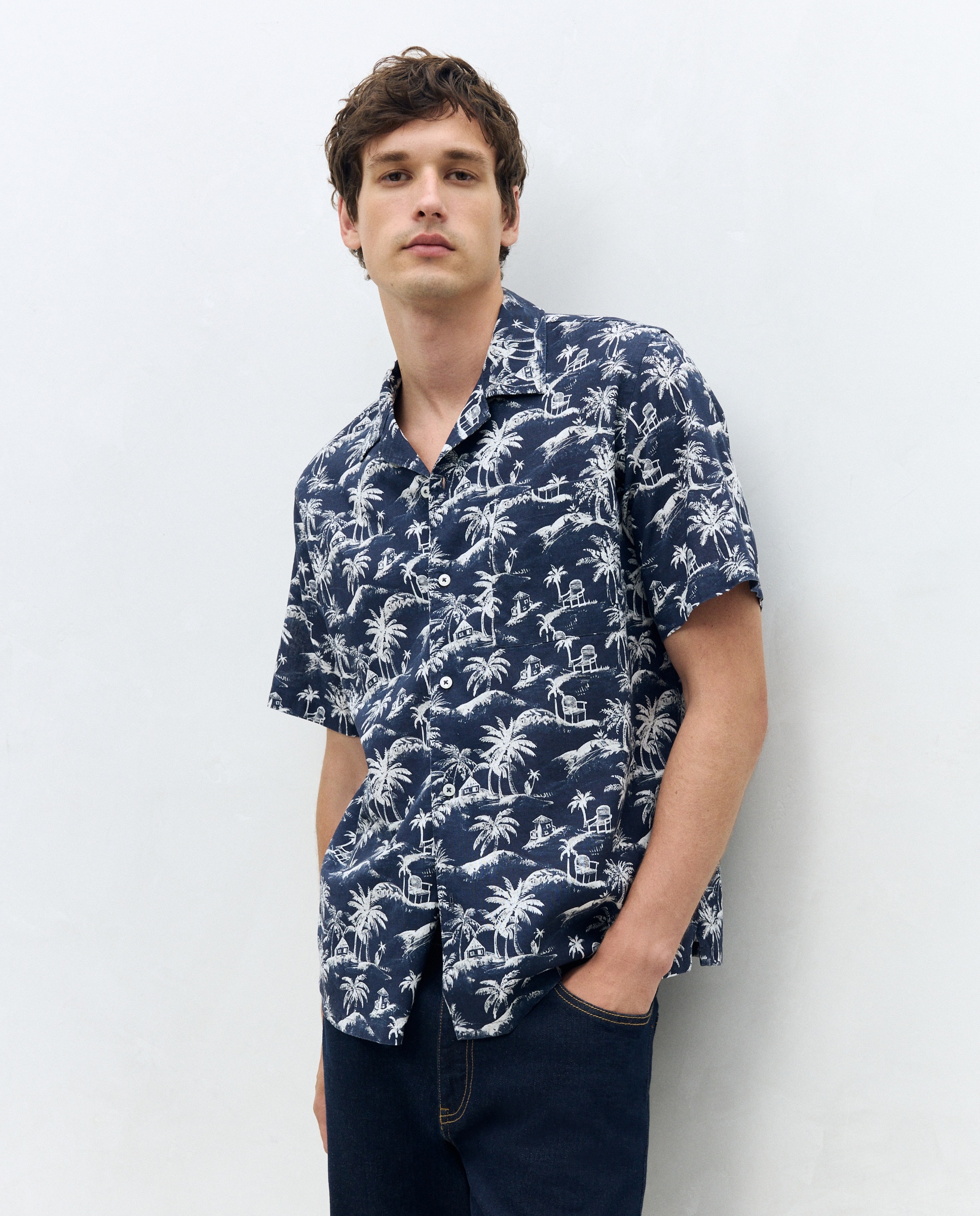 Camisa Classic Fit com Estampado de Palmeiras, Manga Curta e Colarinho Bowling Azul-1