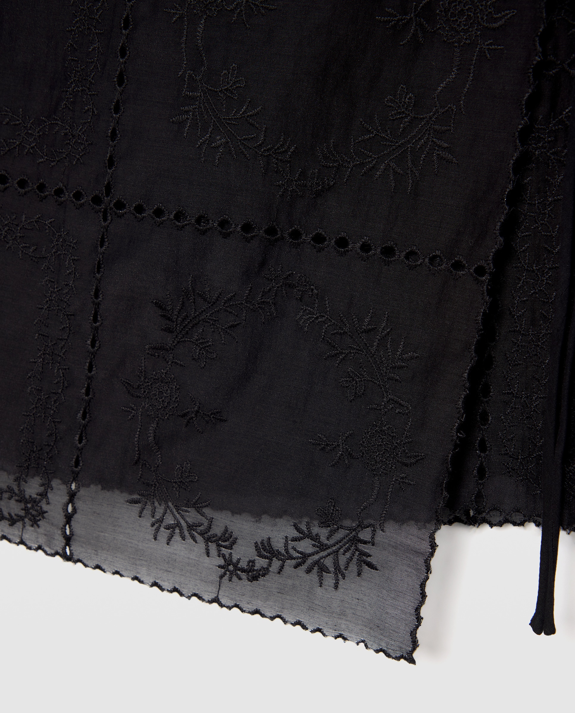 Saia Páreo Curta com Laço e Bordados Preto-6