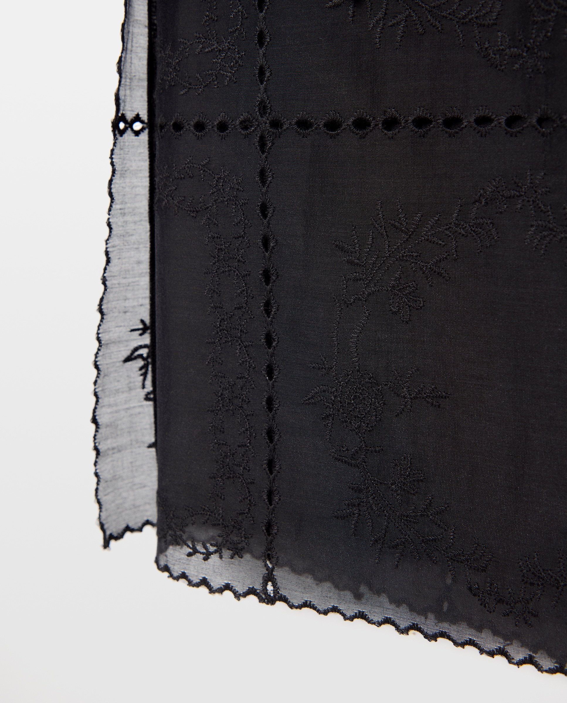 Blusa de Alças Finas com Bordados Preto-5