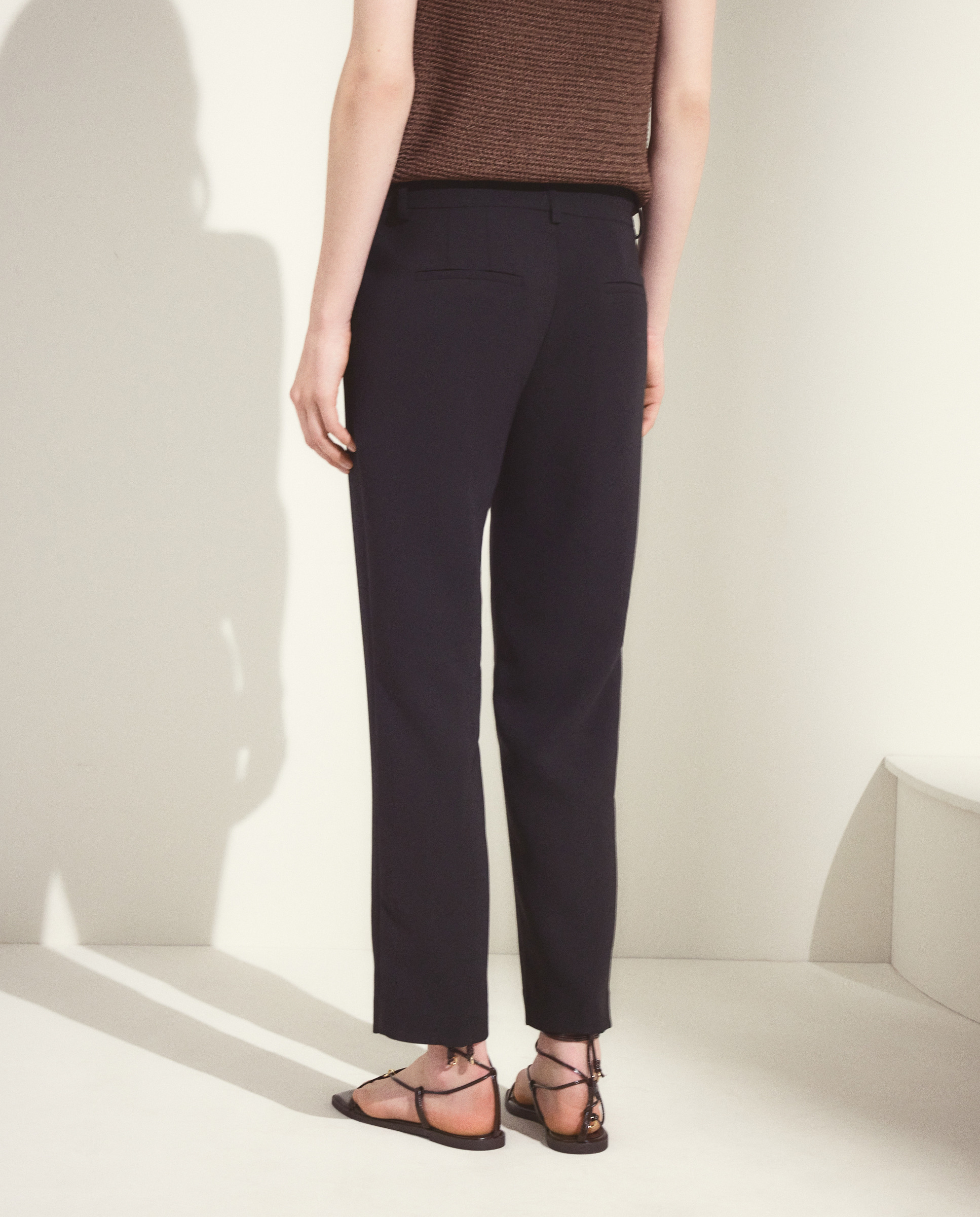Calças Semi Skinny em Crepe Preto-3