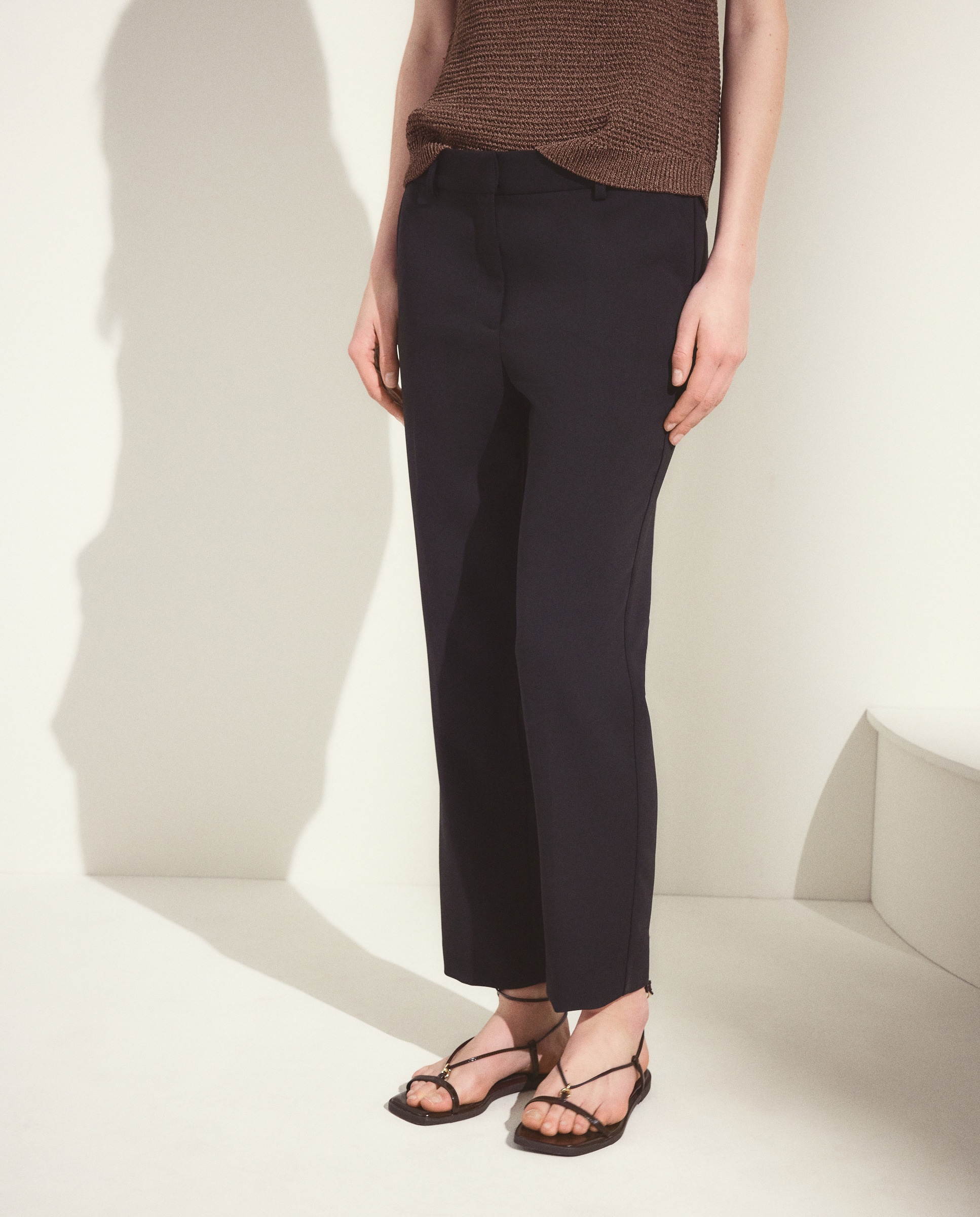 Calças Semi Skinny em Crepe Preto-2