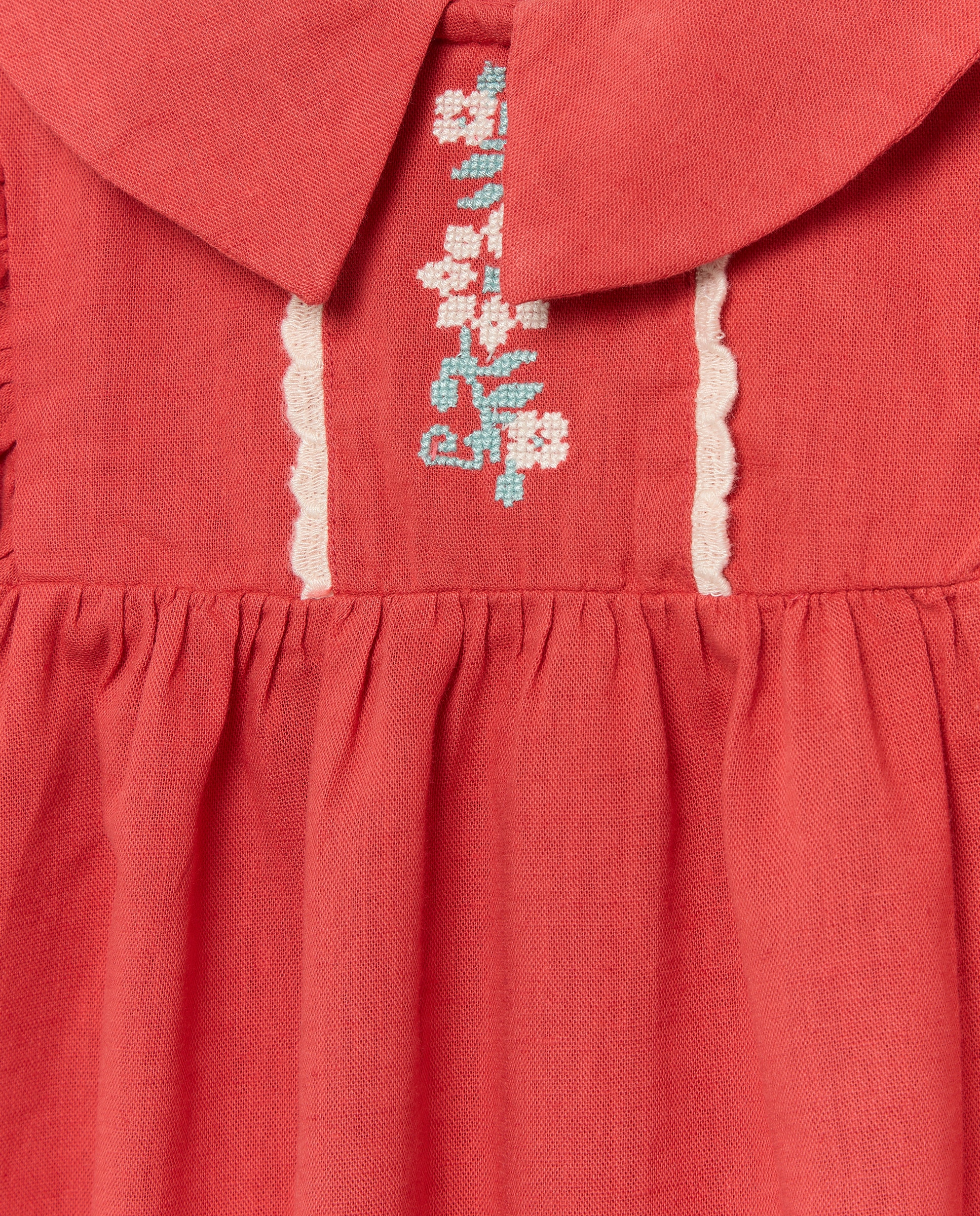 Vestido bebé niña de lino con bordados en el cuello 610 Carmín-3
