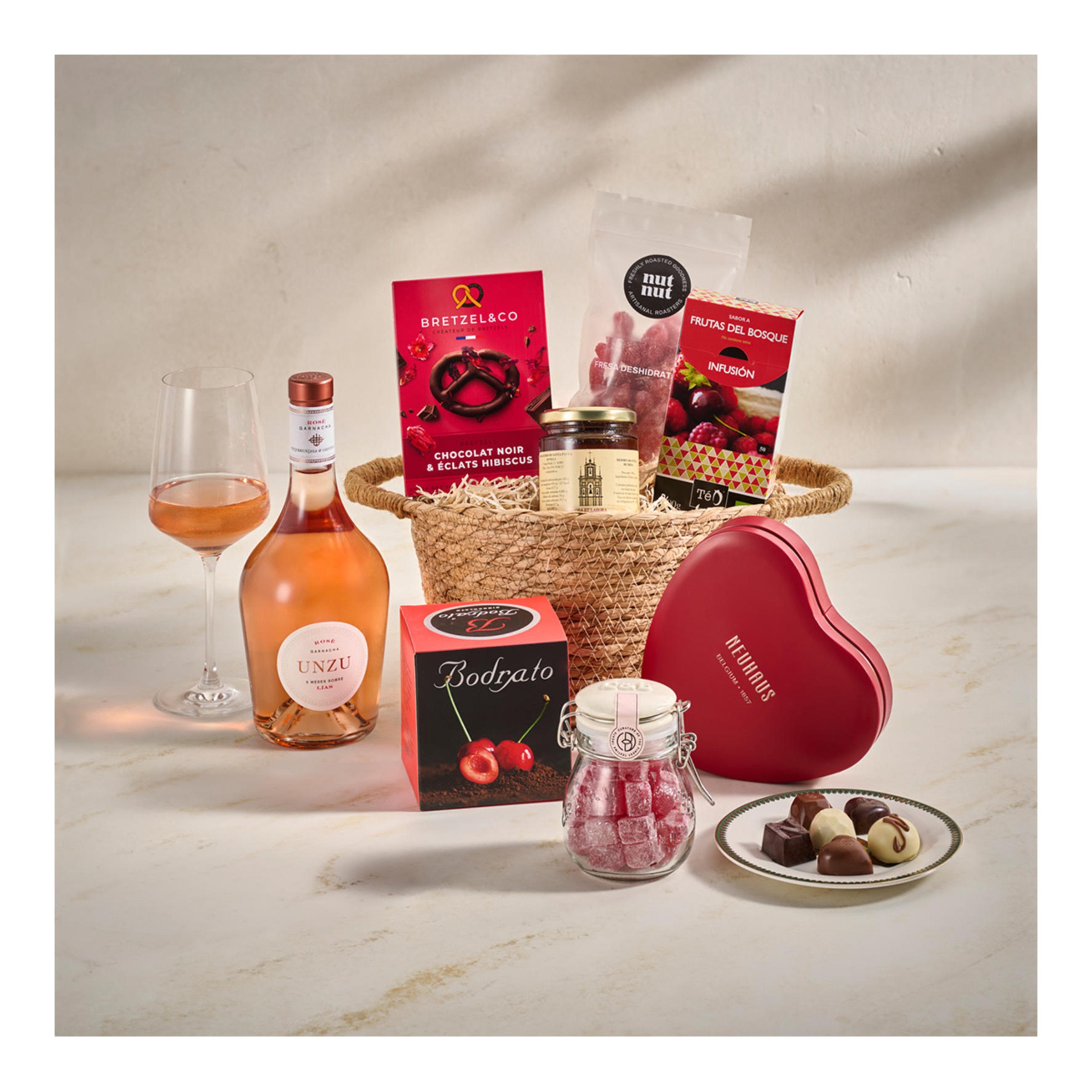 Imagen 0 de Cesta Vino y dulces