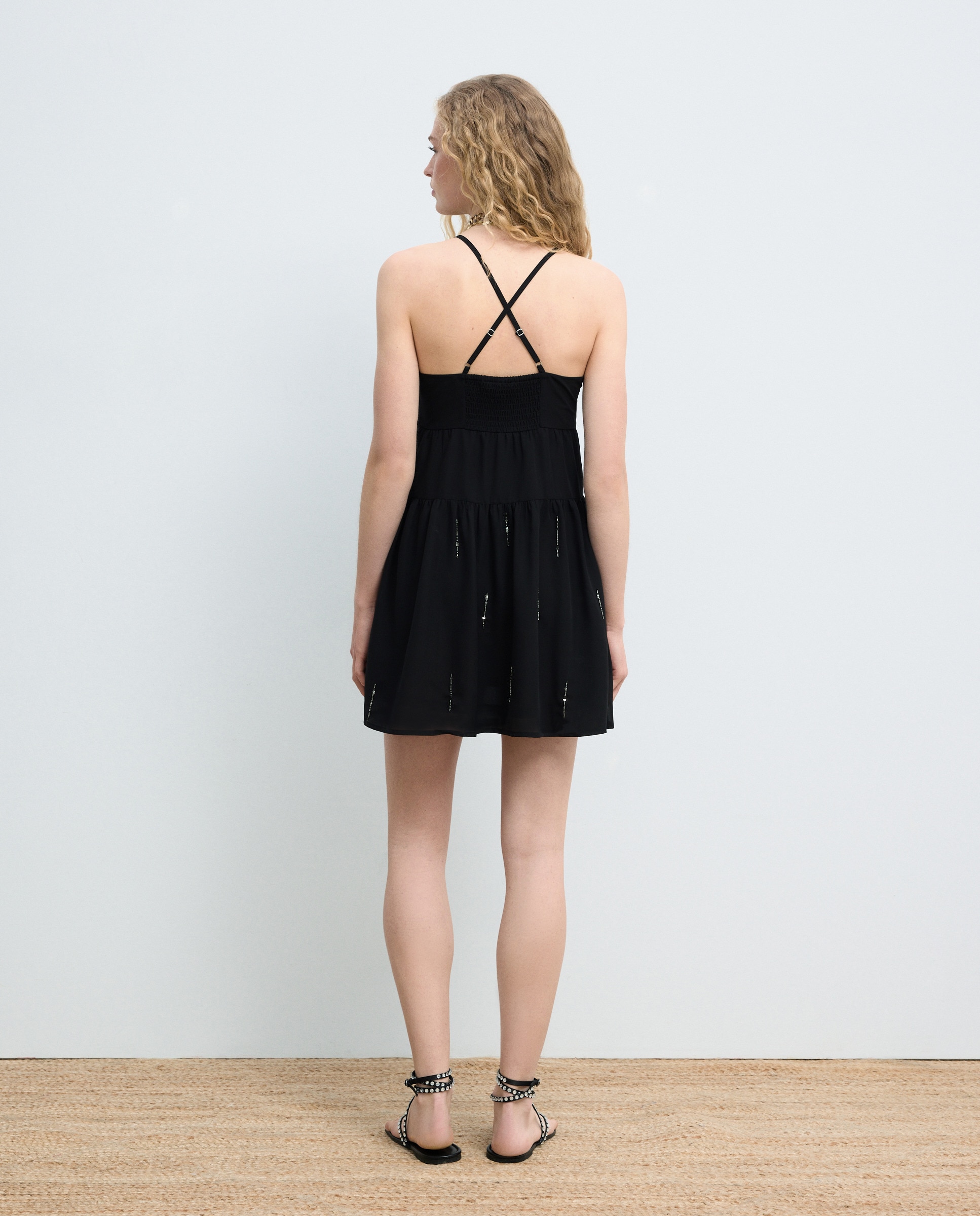 Vestido Curto com Lantejoulas Preto-3