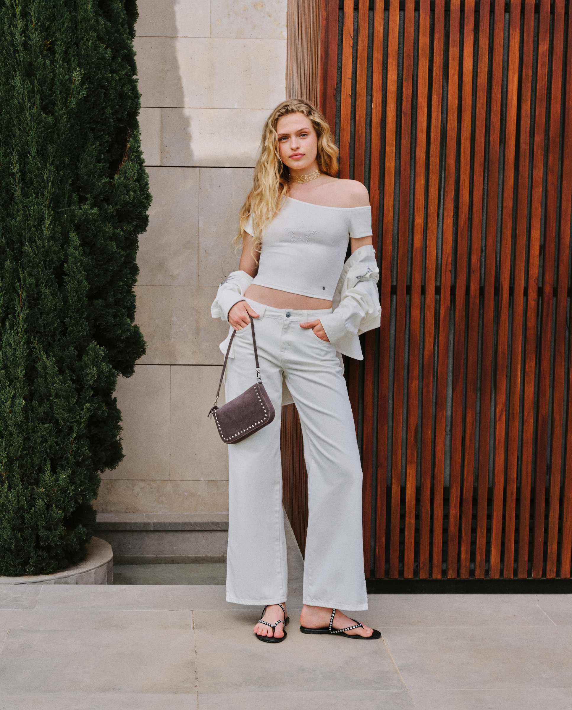 Imagem 0 de T-shirt Assimétrica com Detalhe de Estrela