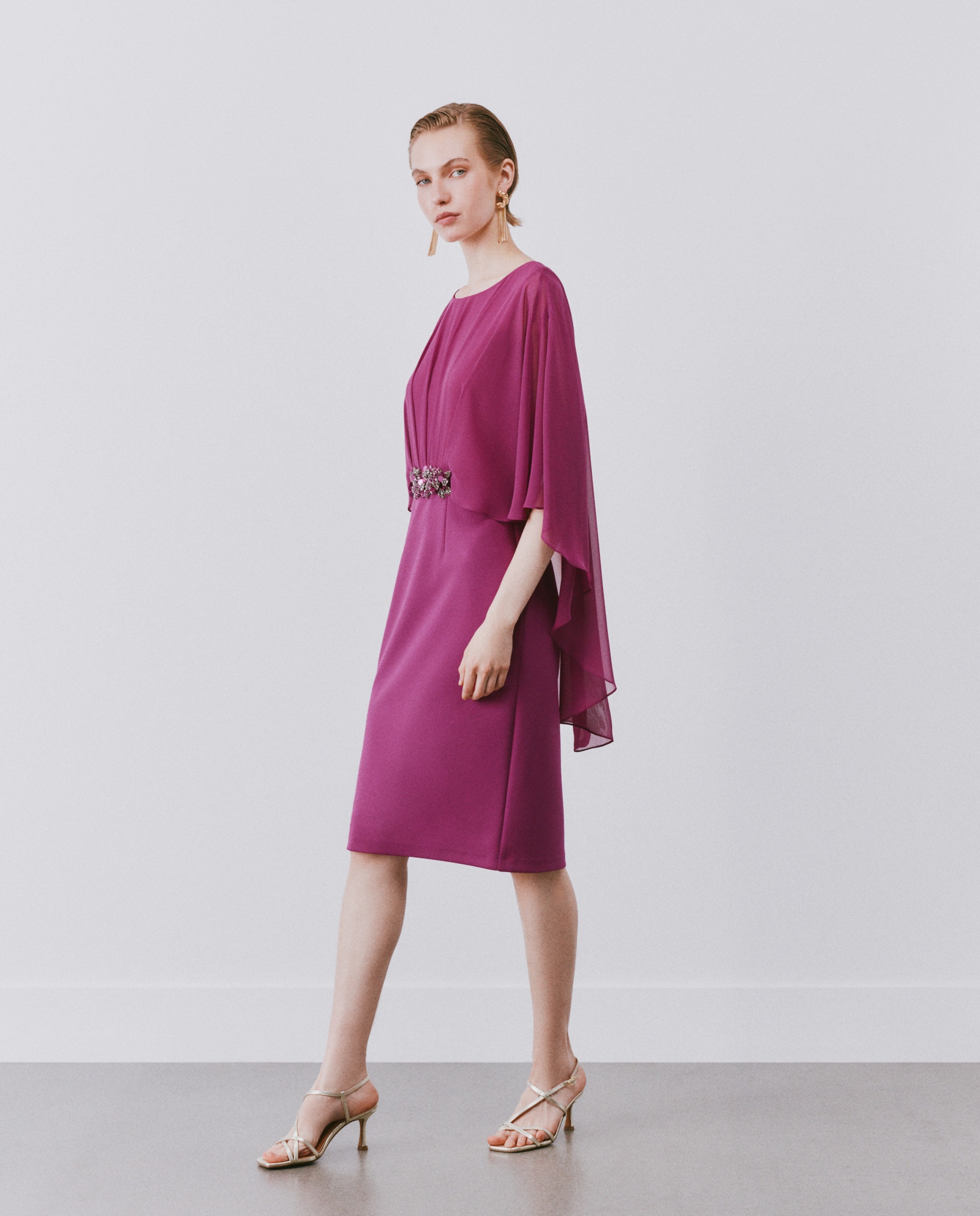Vestido Curto Elástico com Capa e Pregadeira na Cintura Buganvília-2