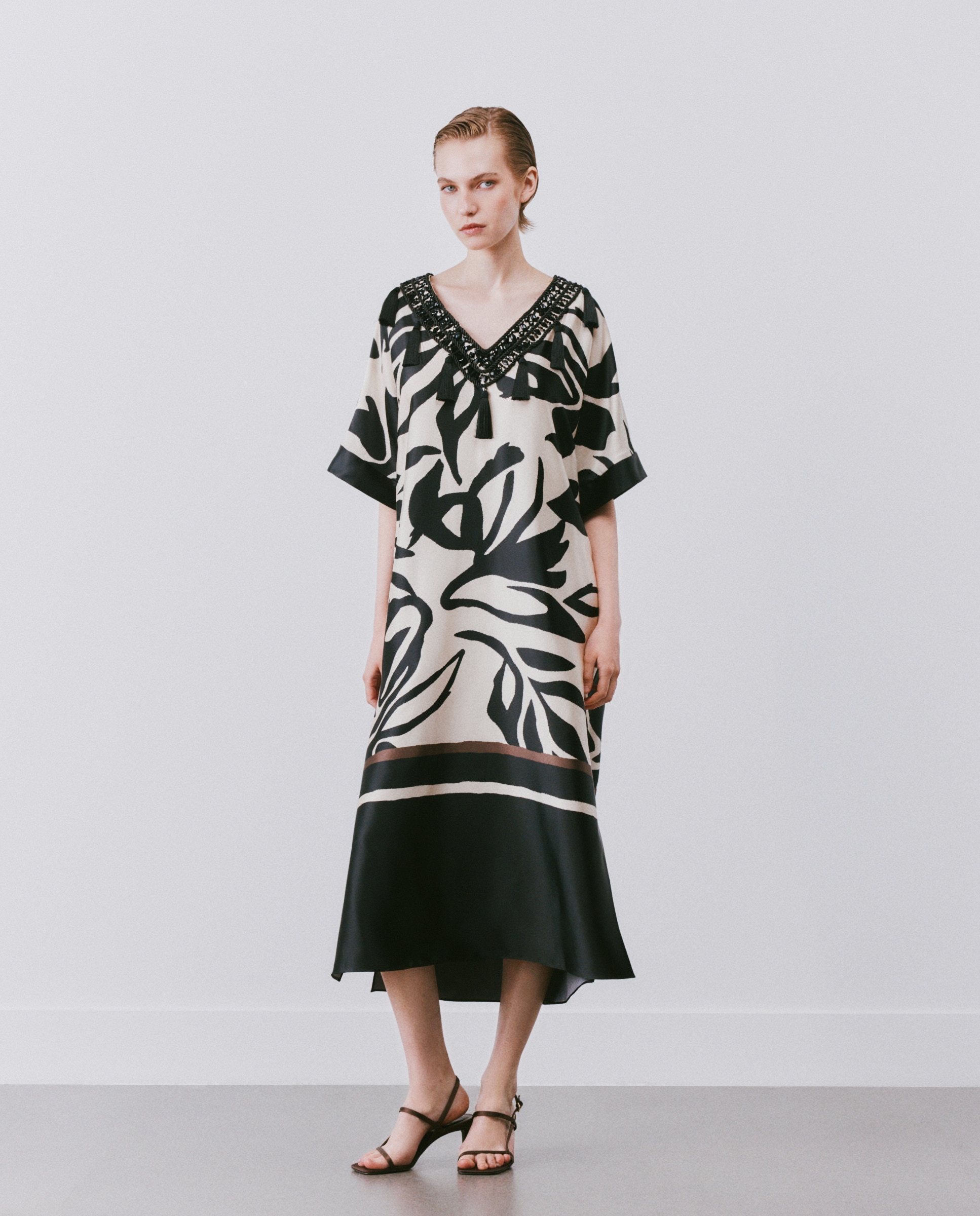 Imagem 0 de Vestido Midi Estilo Túnica com Borlas no Decote