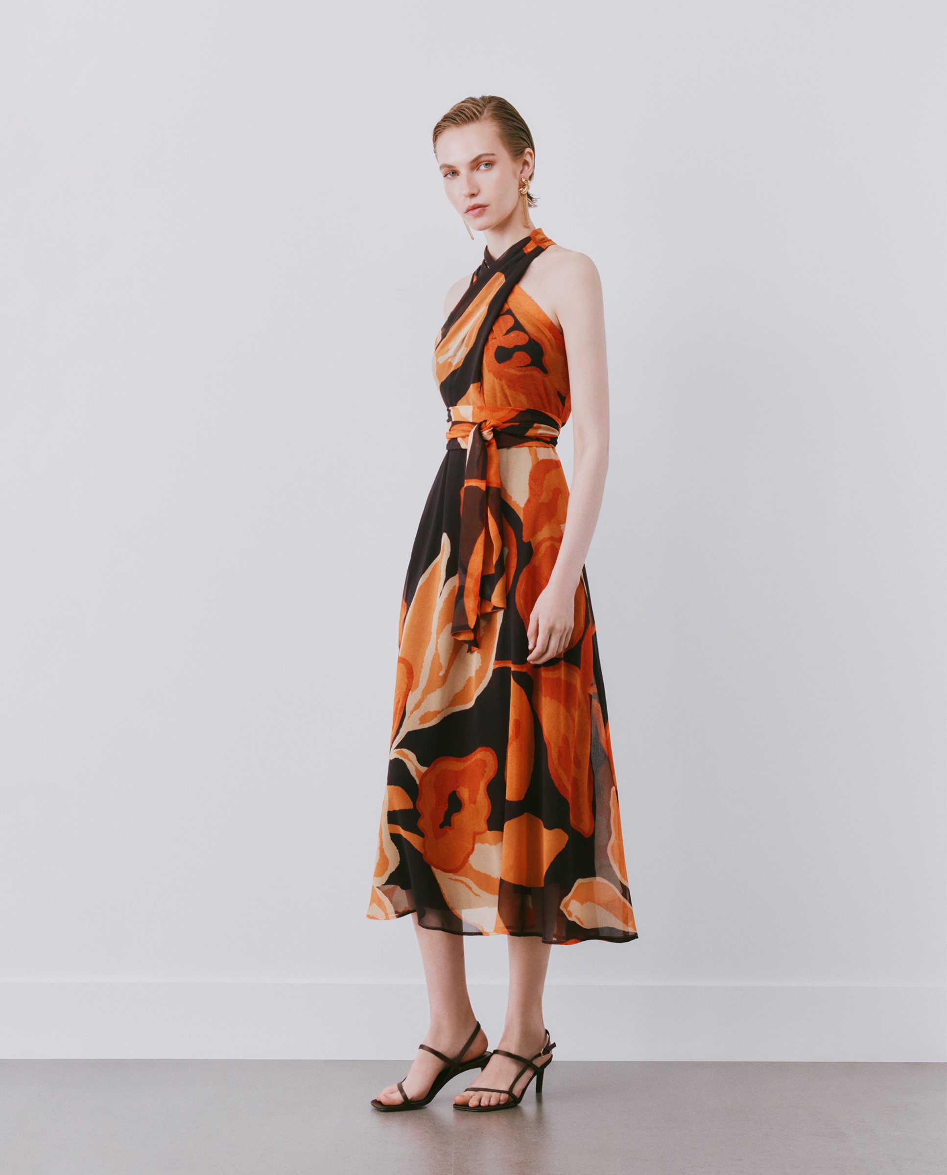 Vestido Midi com Gola Halter Castanho-2