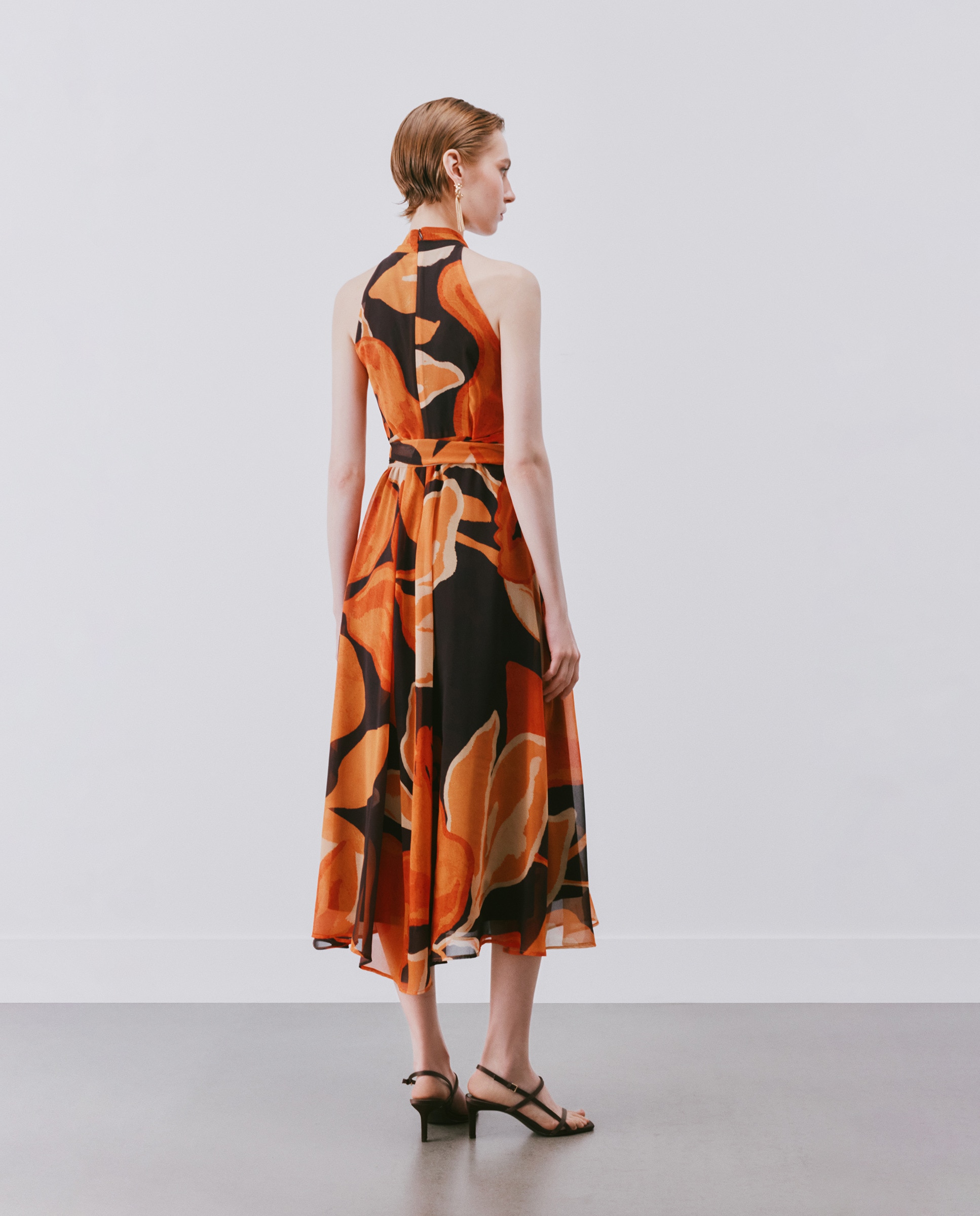Vestido Midi com Gola Halter Castanho-3