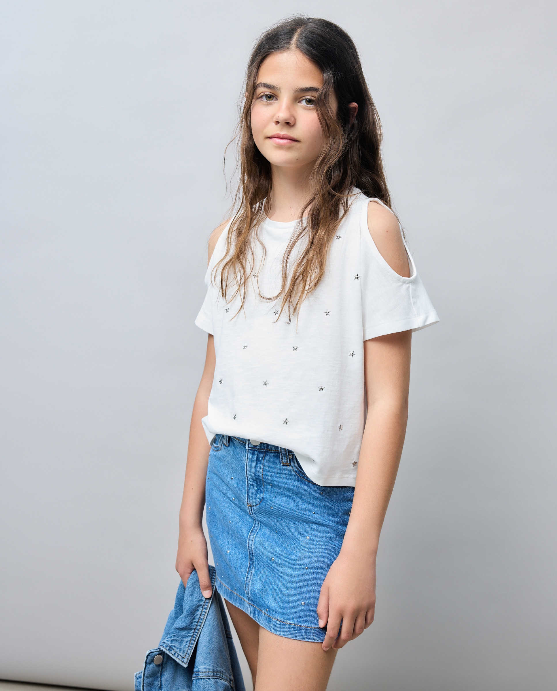 Camiseta de niña manga corta cut out hombro all over tachas fantasía - Kids El Corte Inglés - Blanco roto Blanco roto-1