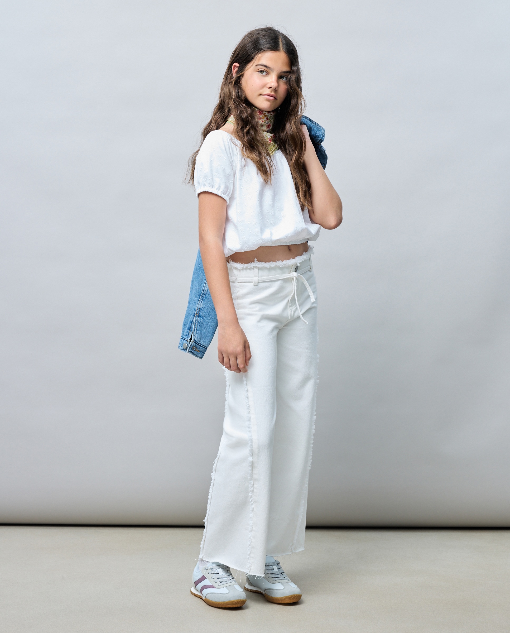 Imagen 0 de Pantalón de niña en sarga wide leg con pieza lateral triangular y cinturilla deshilachada Blanco