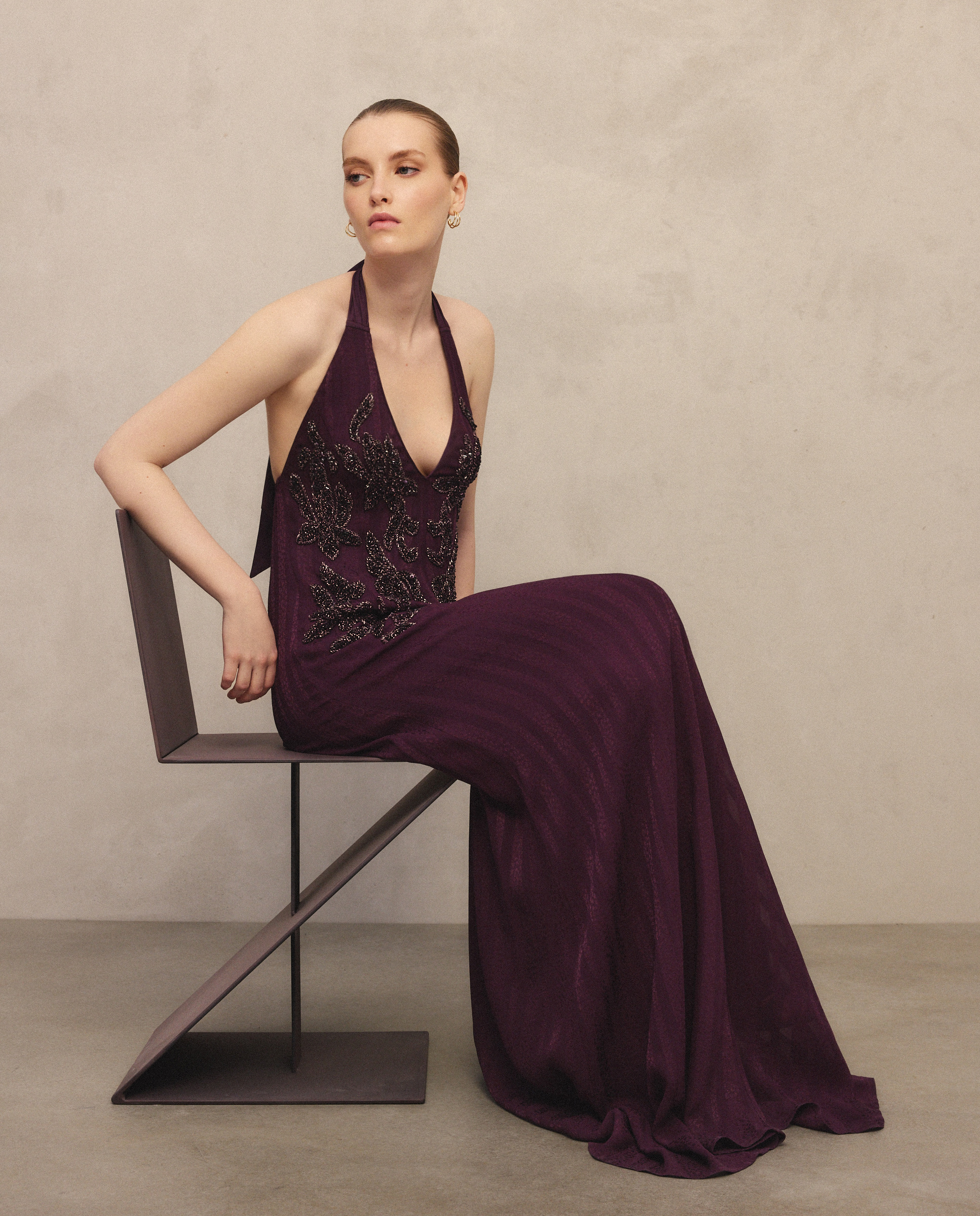 Vestido Comprido com Pedraria e Decote Halter 291 Beringela-2