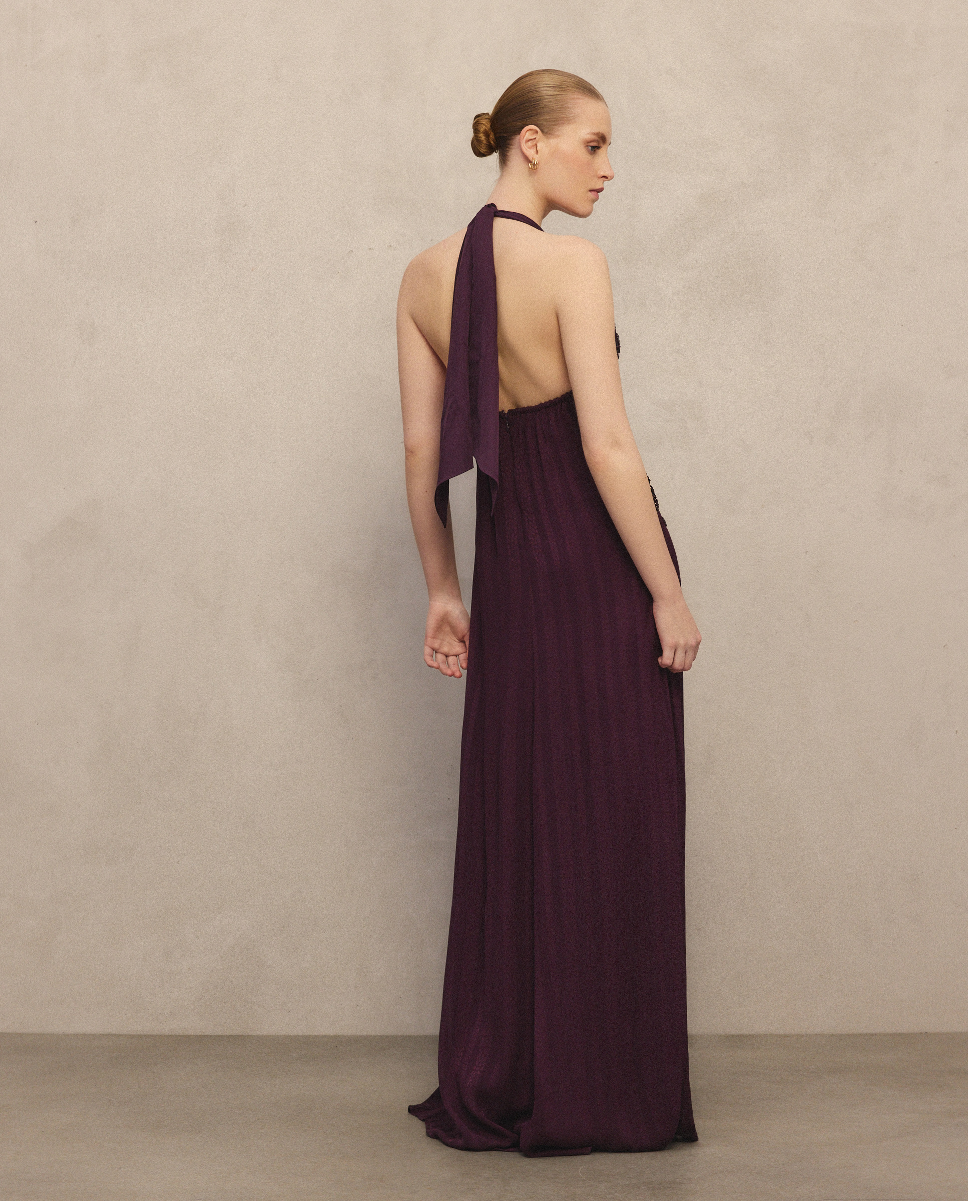 Vestido Comprido com Pedraria e Decote Halter 291 Beringela-3