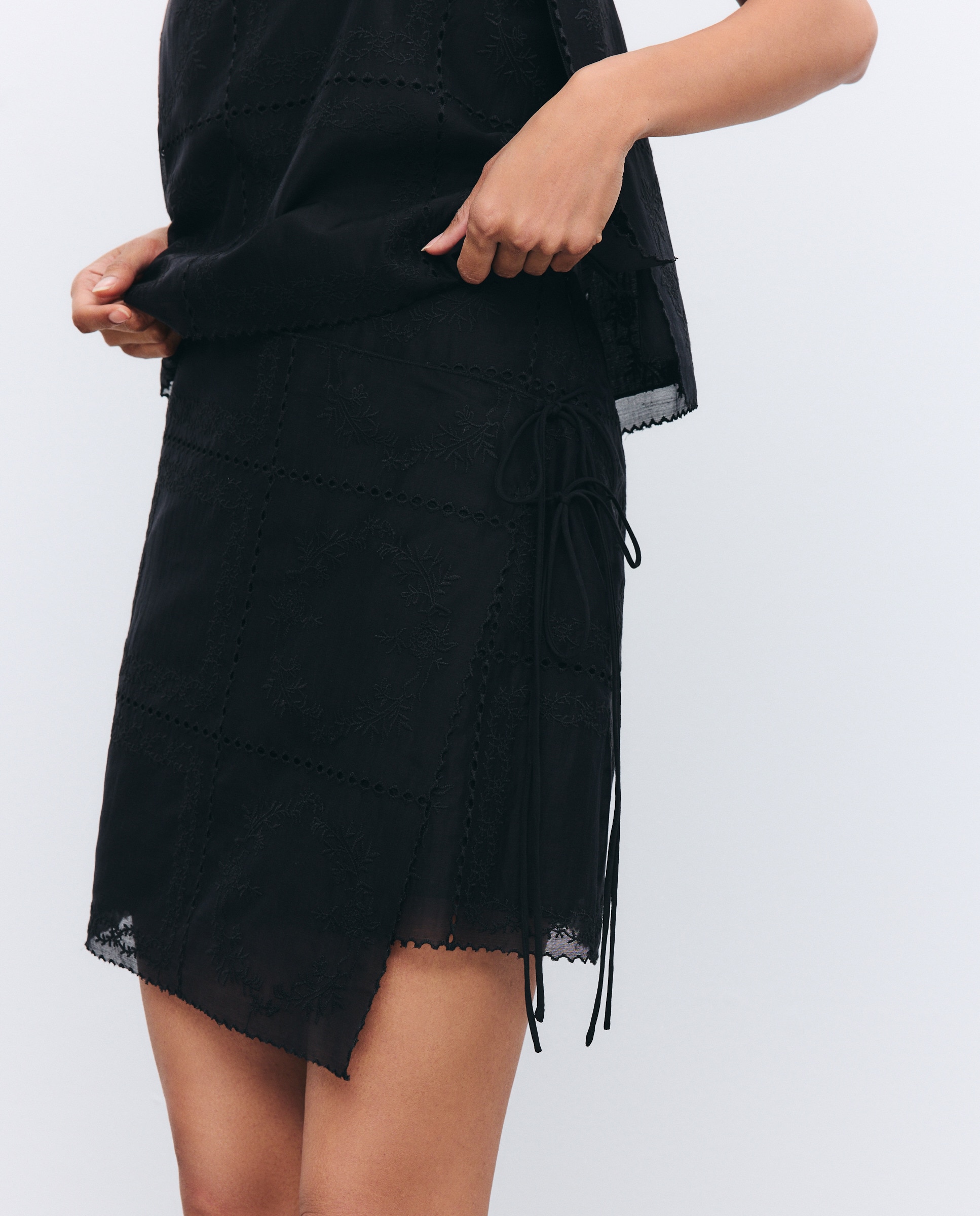 Saia Páreo Curta com Laço e Bordados Preto-2
