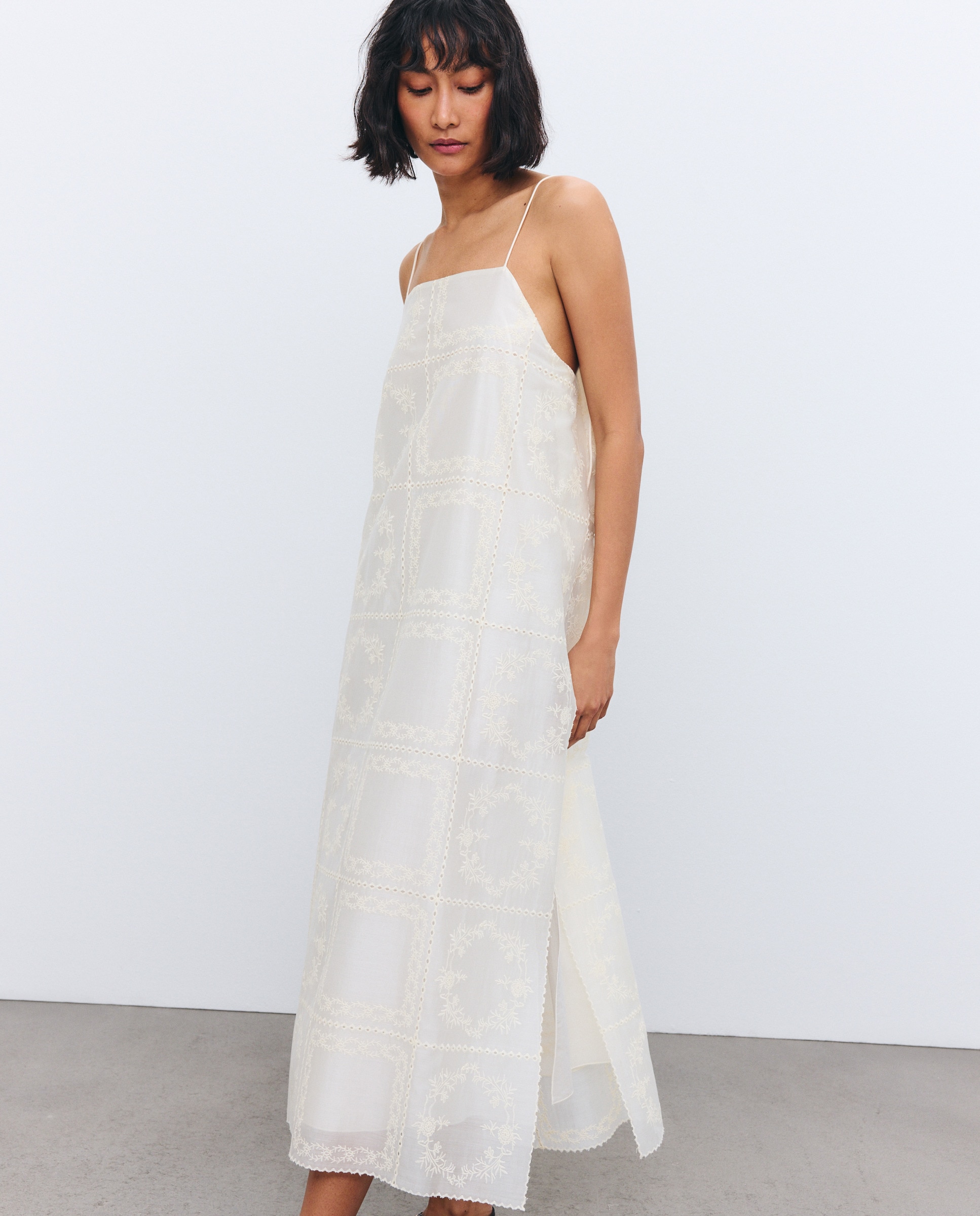 Imagem 0 de Vestido de Alças Finas com Bordados
