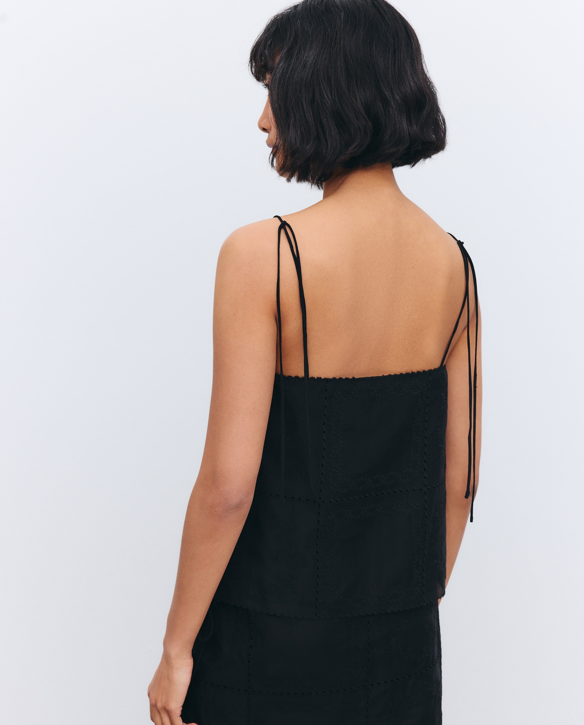 Blusa de Alças Finas com Bordados Preto-3