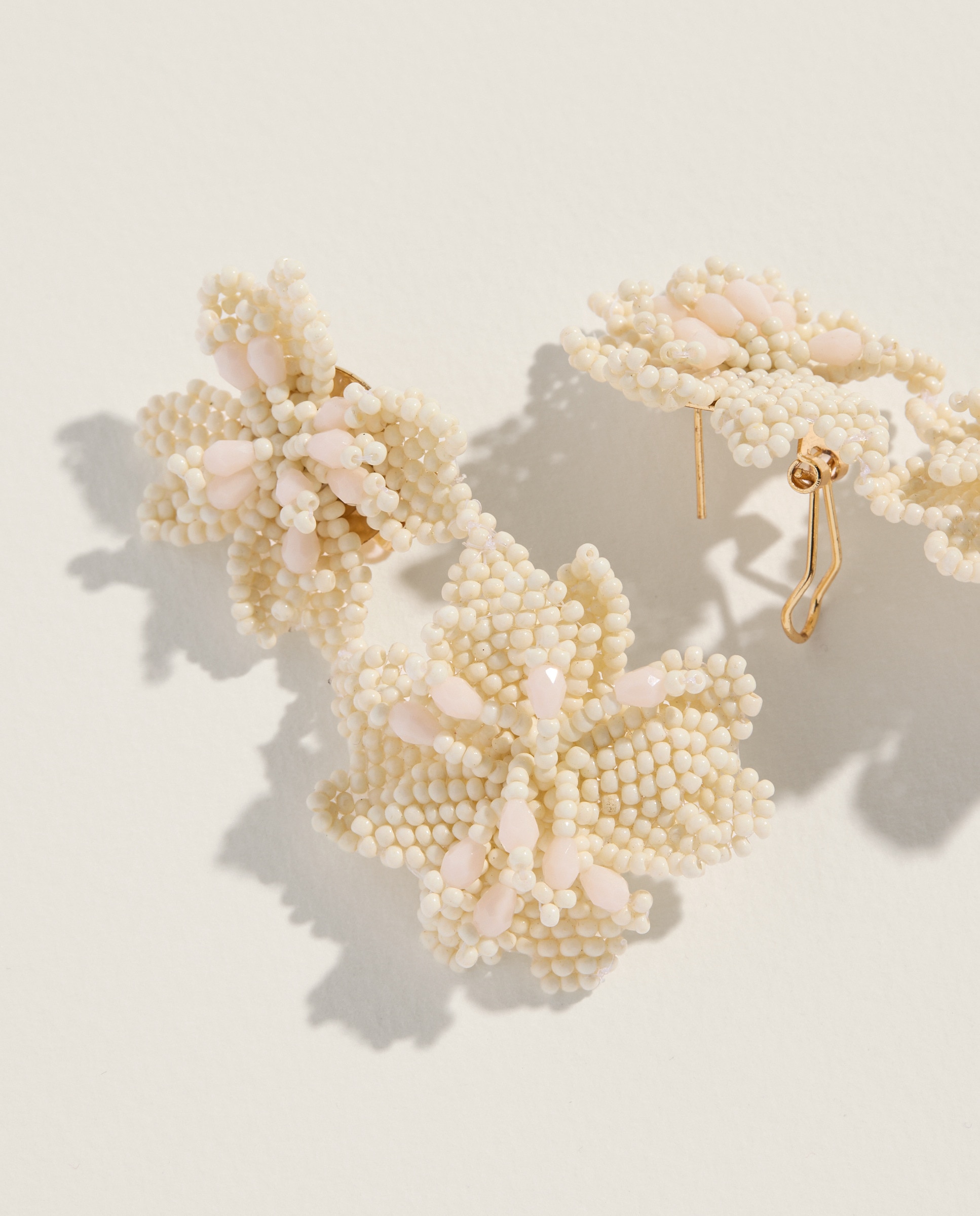 Brincos de Flor Dupla Feitos à Mão Branco-2