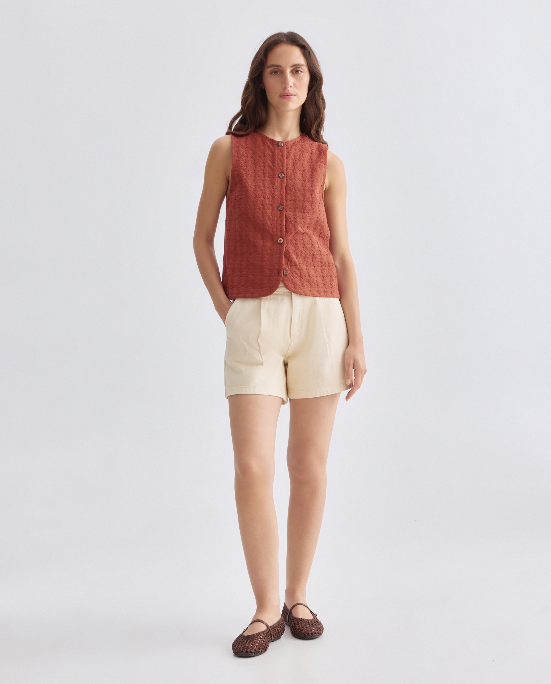 Short de mujer con pinzas 390 Oro-1